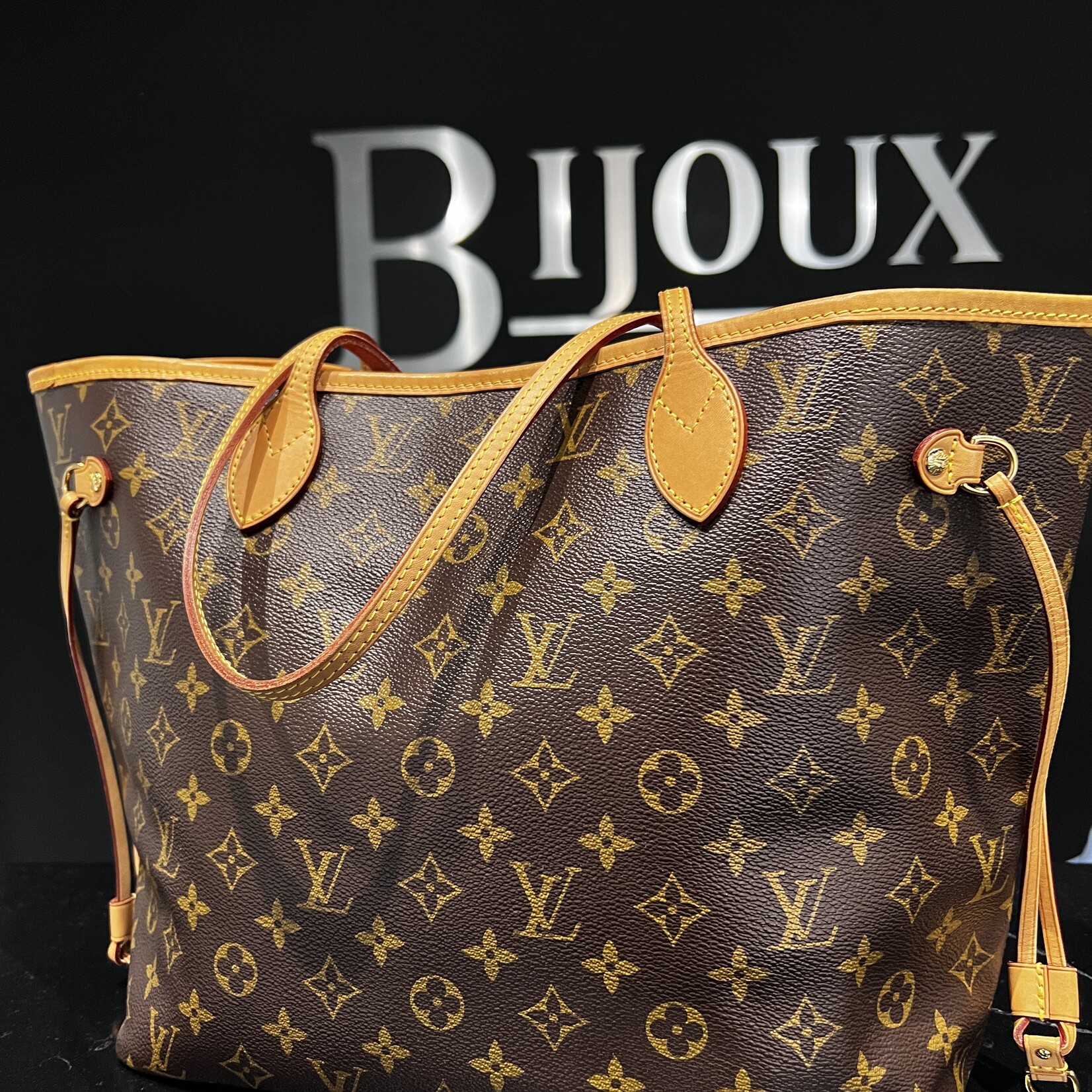 Louis Vuitton Louis Vuitton Monogram V Neverfull MM Pink