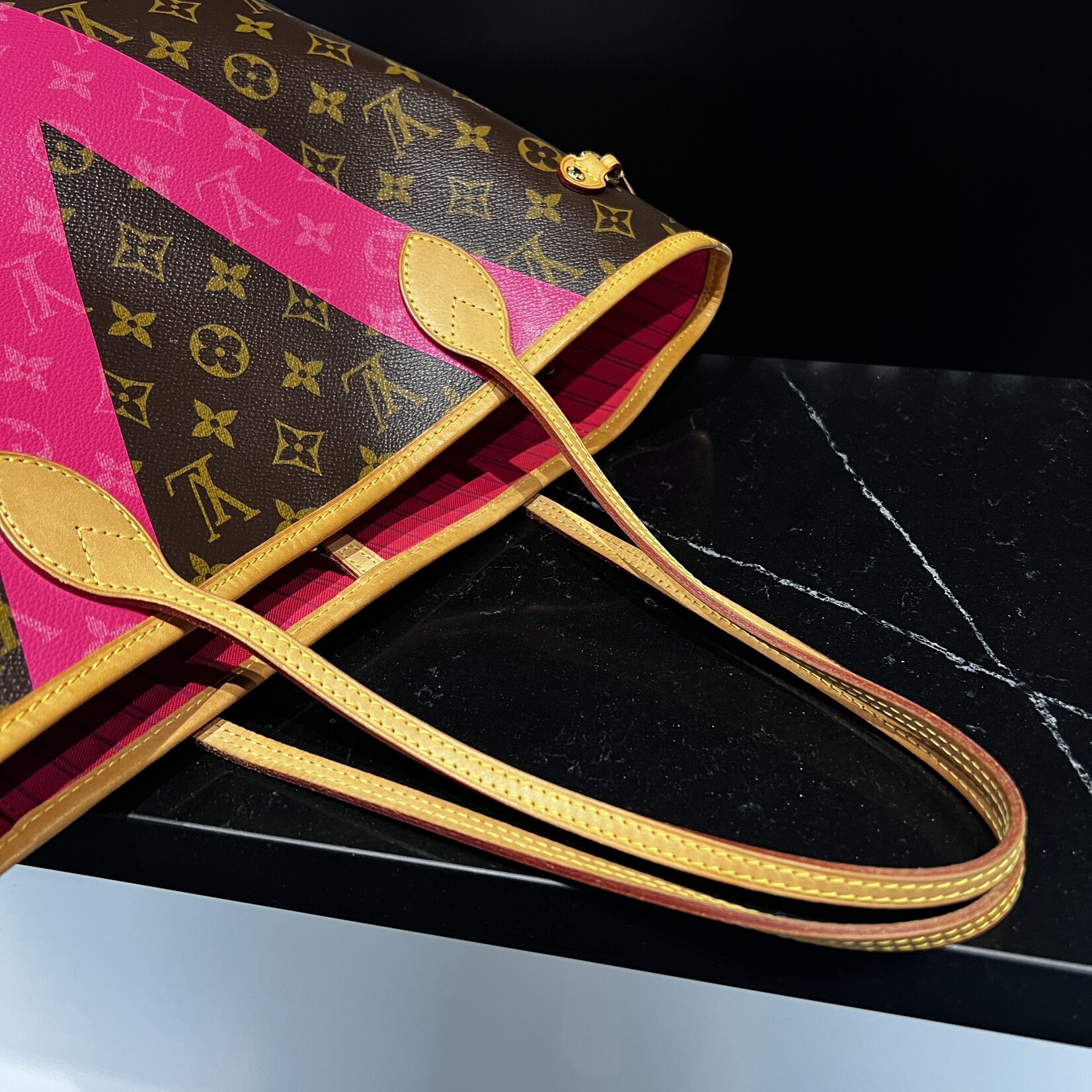 Louis Vuitton Louis Vuitton Monogram V Neverfull MM Pink
