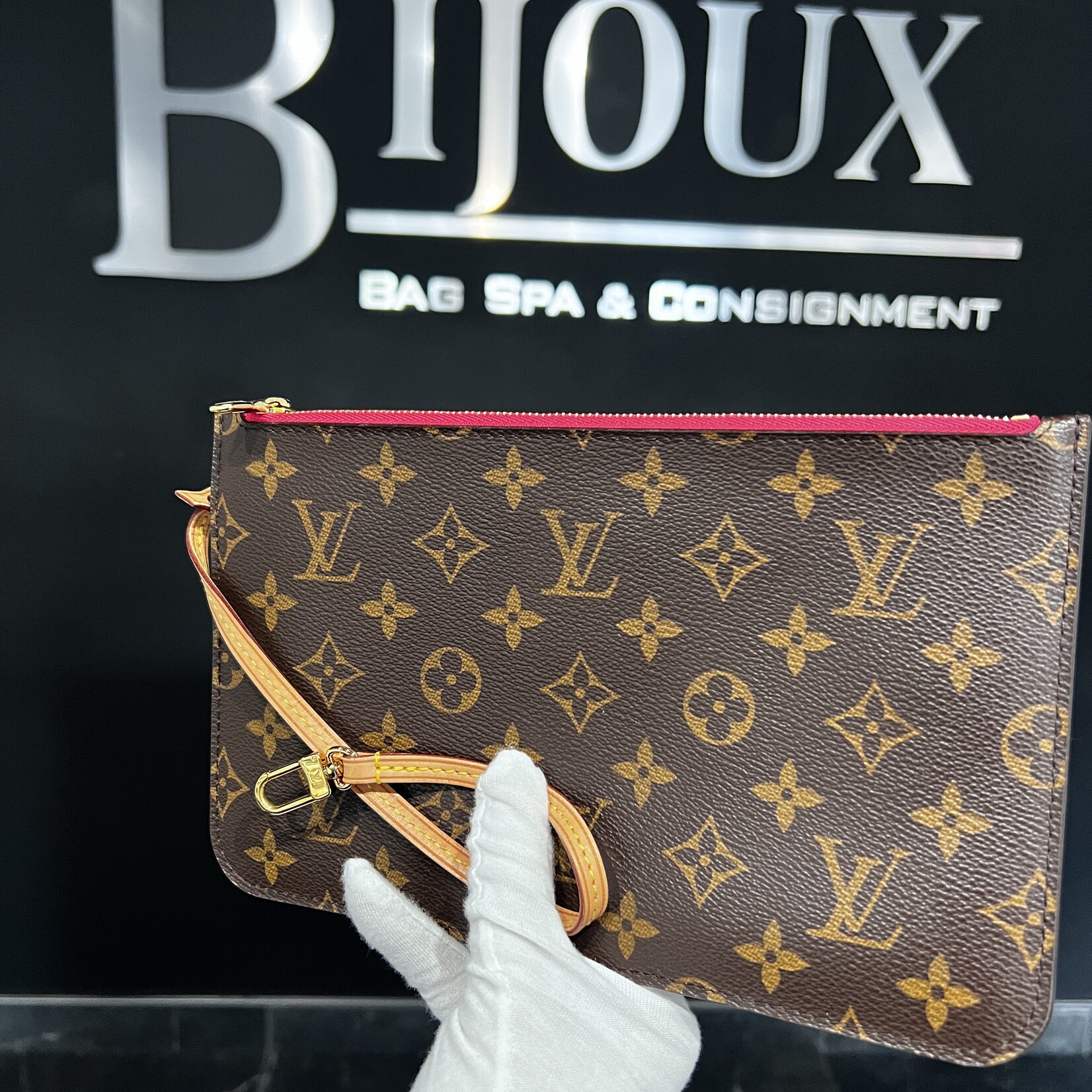 Louis Vuitton Louis Vuitton Monogram V Neverfull MM Pink