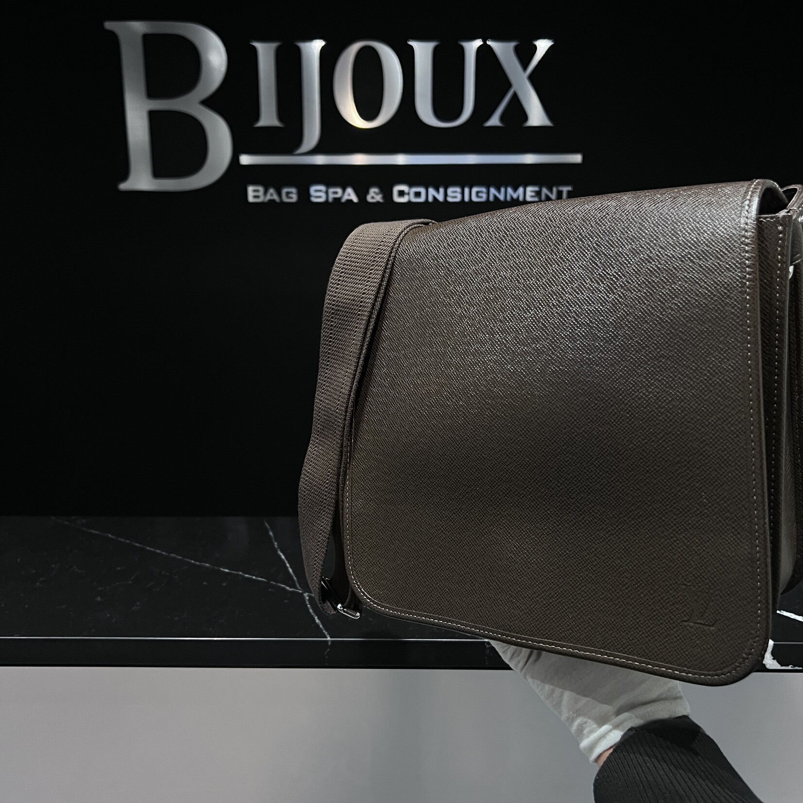 Louis Vuitton Louis Vuitton Taiga Andrei