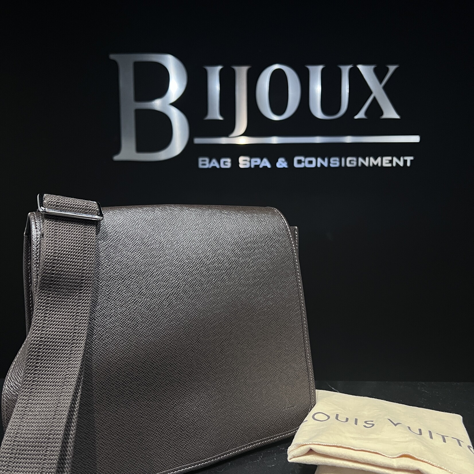 Louis Vuitton Louis Vuitton Taiga Andrei