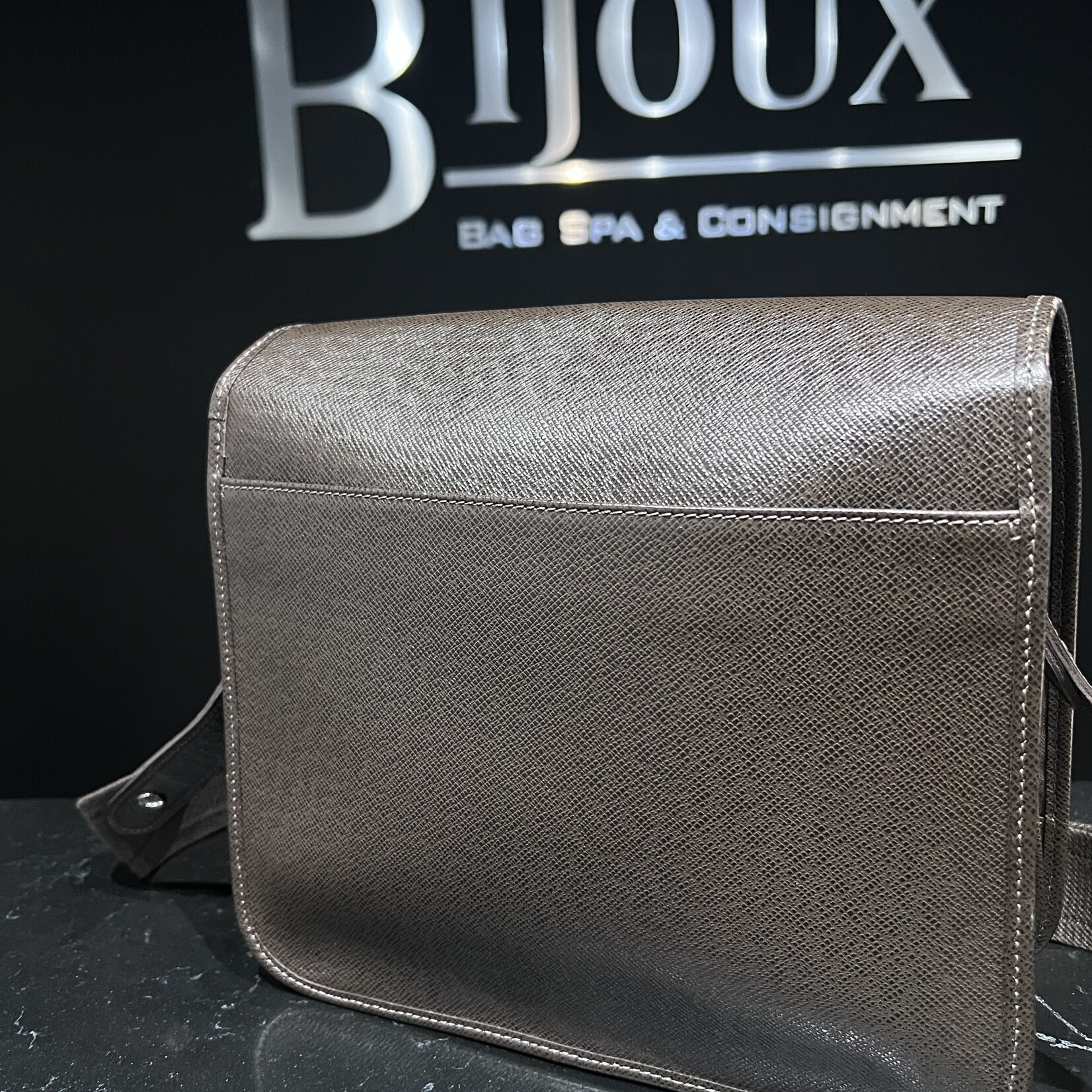 Louis Vuitton Louis Vuitton Taiga Andrei