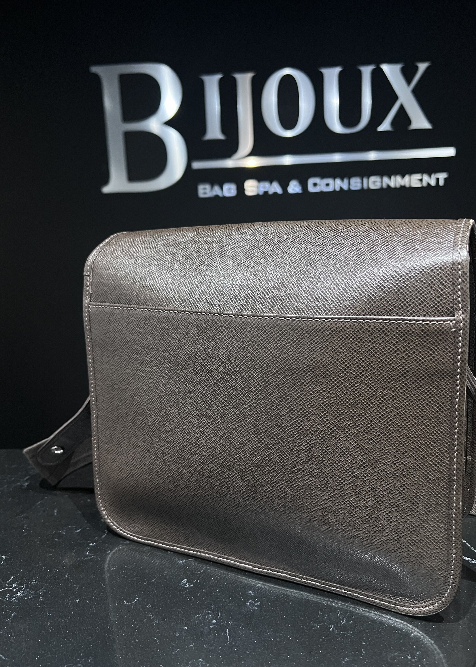 Louis Vuitton Louis Vuitton Taiga Andrei