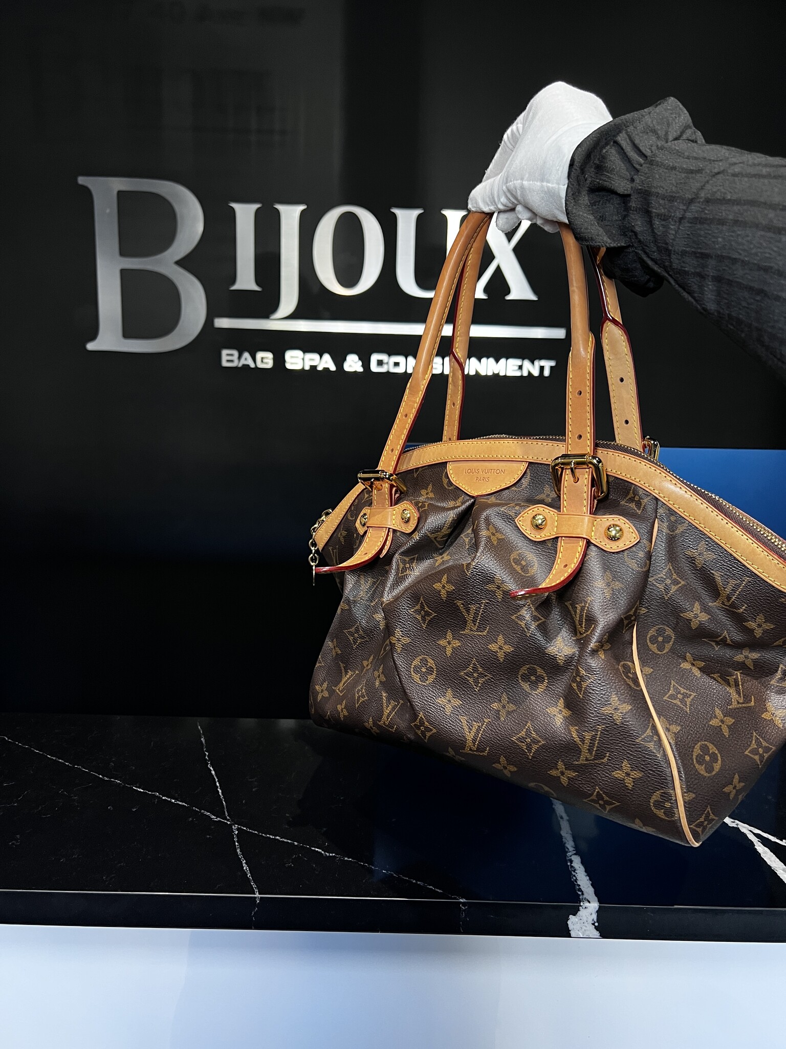 【美品】 LOUIS VUITTON TIVOLI PM ＋ ショルダー紐付き Louis Vuitton Tivoli PM Review - YouTube