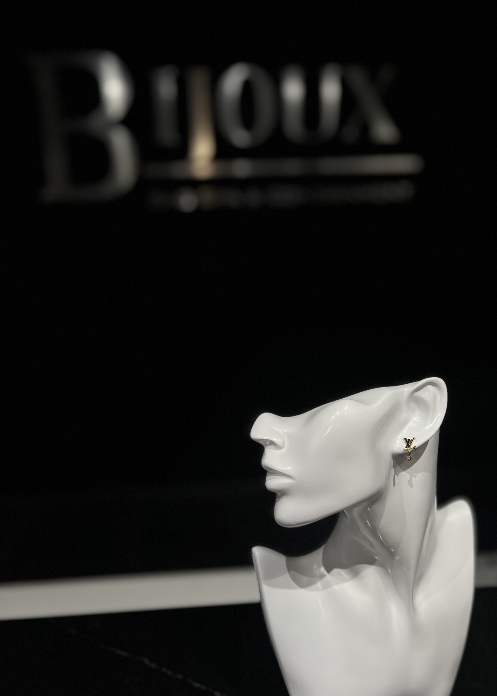 Louis Vuitton SOLD - Louis Vuitton 18k Diamond Idylle Blossom Earrings
