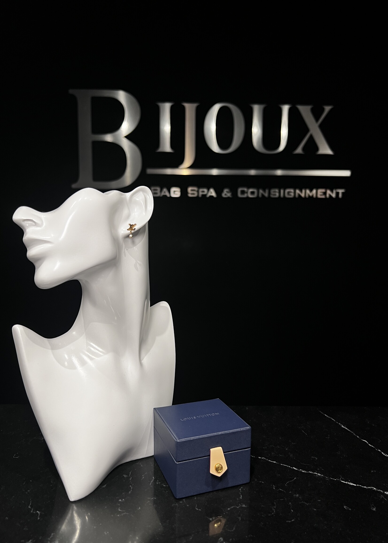 Louis Vuitton SOLD - Louis Vuitton 18k Diamond Idylle Blossom Earrings
