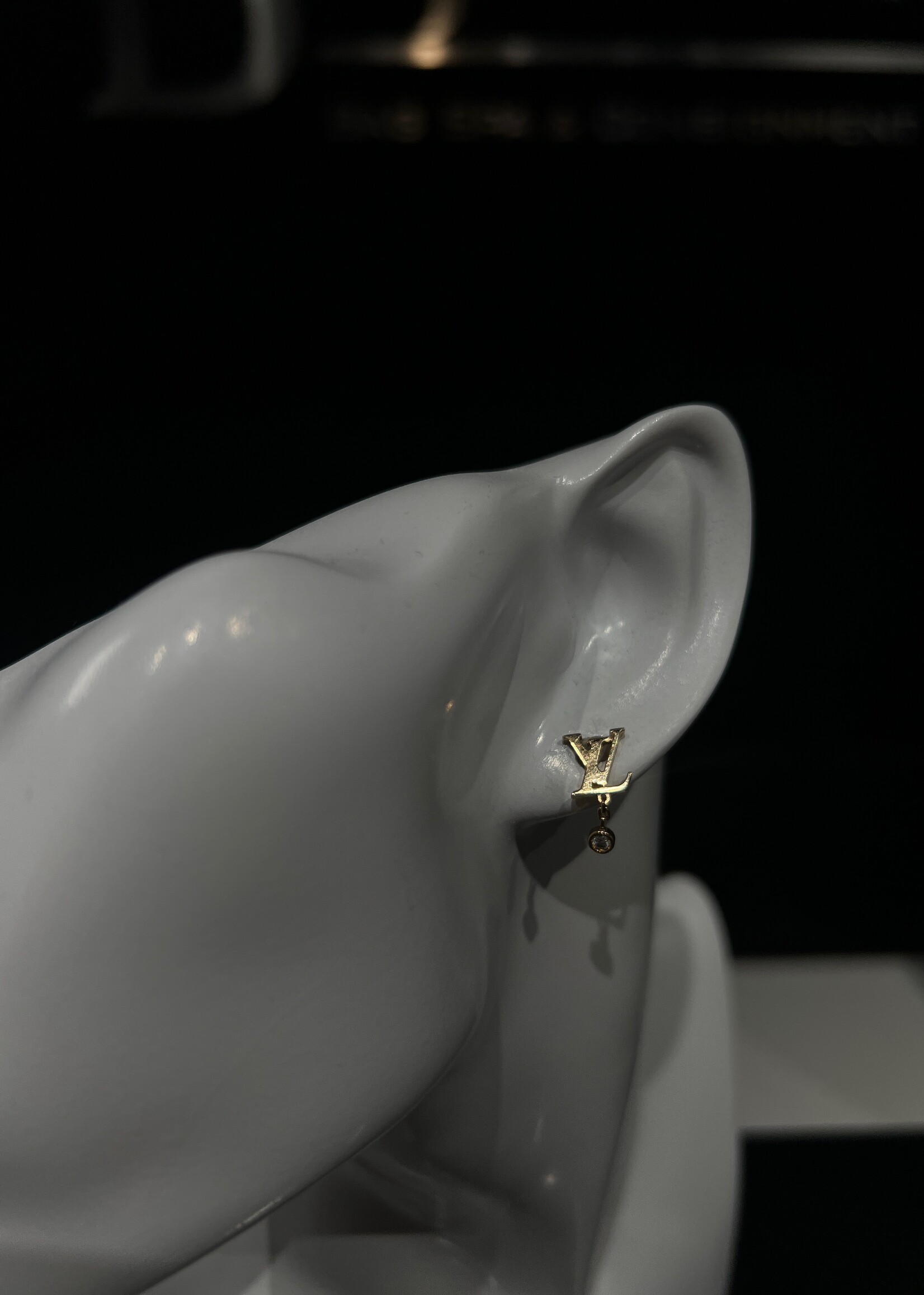 Louis Vuitton SOLD - Louis Vuitton 18k Diamond Idylle Blossom Earrings