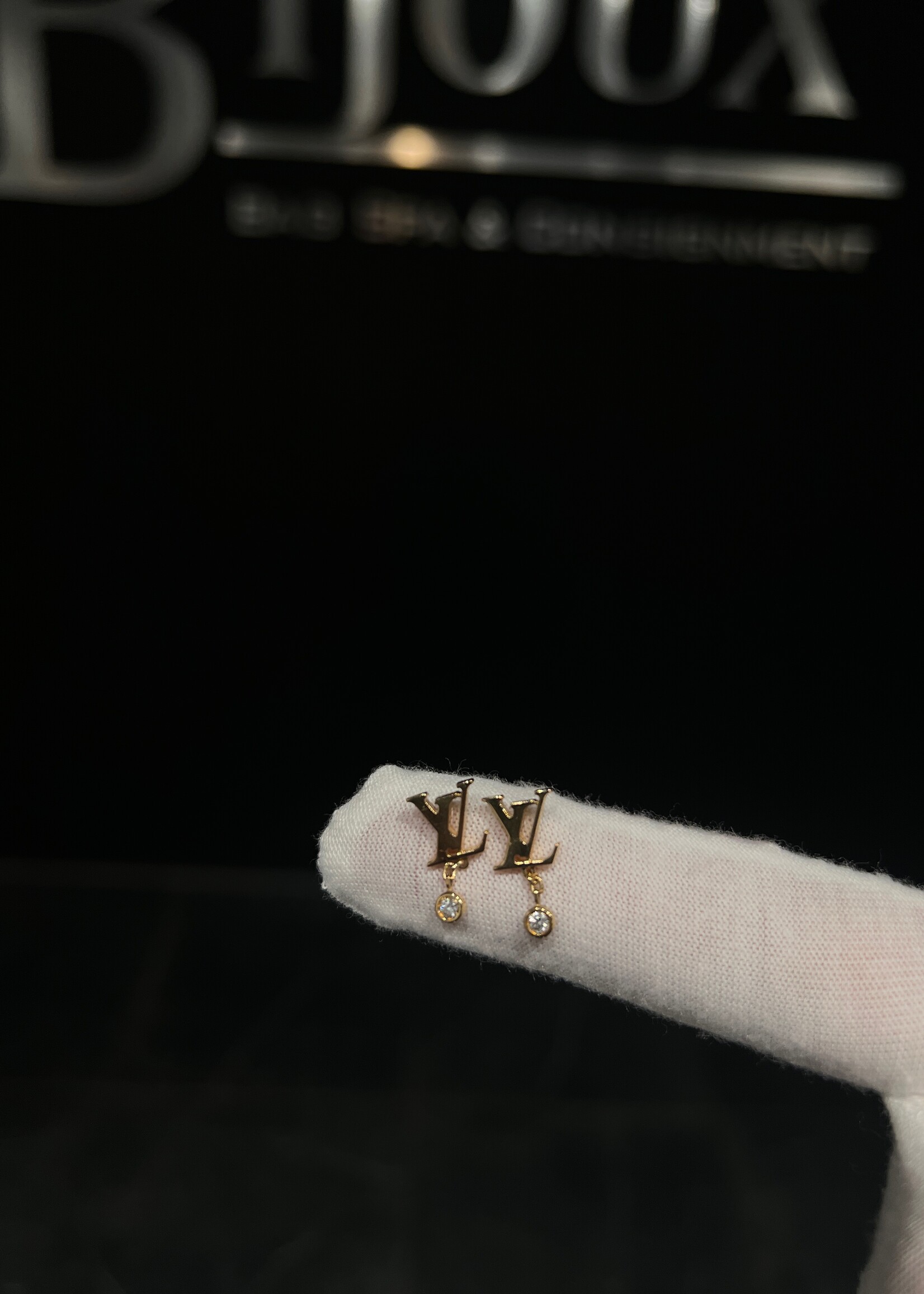 Louis Vuitton SOLD - Louis Vuitton 18k Diamond Idylle Blossom Earrings