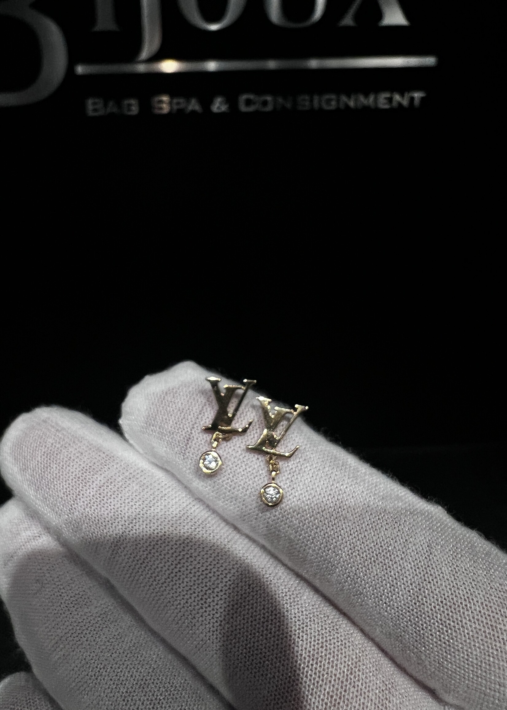 Louis Vuitton SOLD - Louis Vuitton 18k Diamond Idylle Blossom Earrings