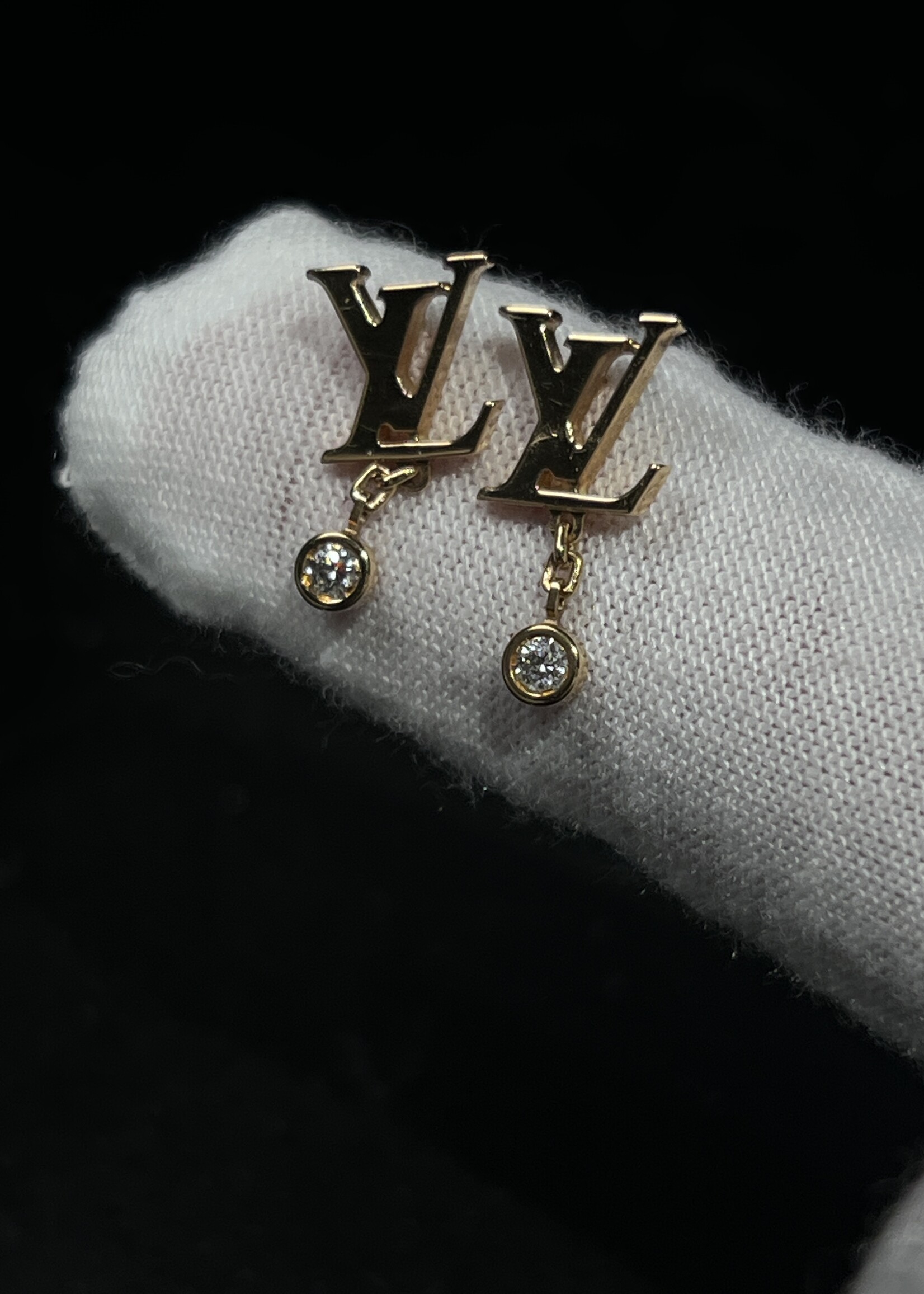 Louis Vuitton SOLD - Louis Vuitton 18k Diamond Idylle Blossom Earrings
