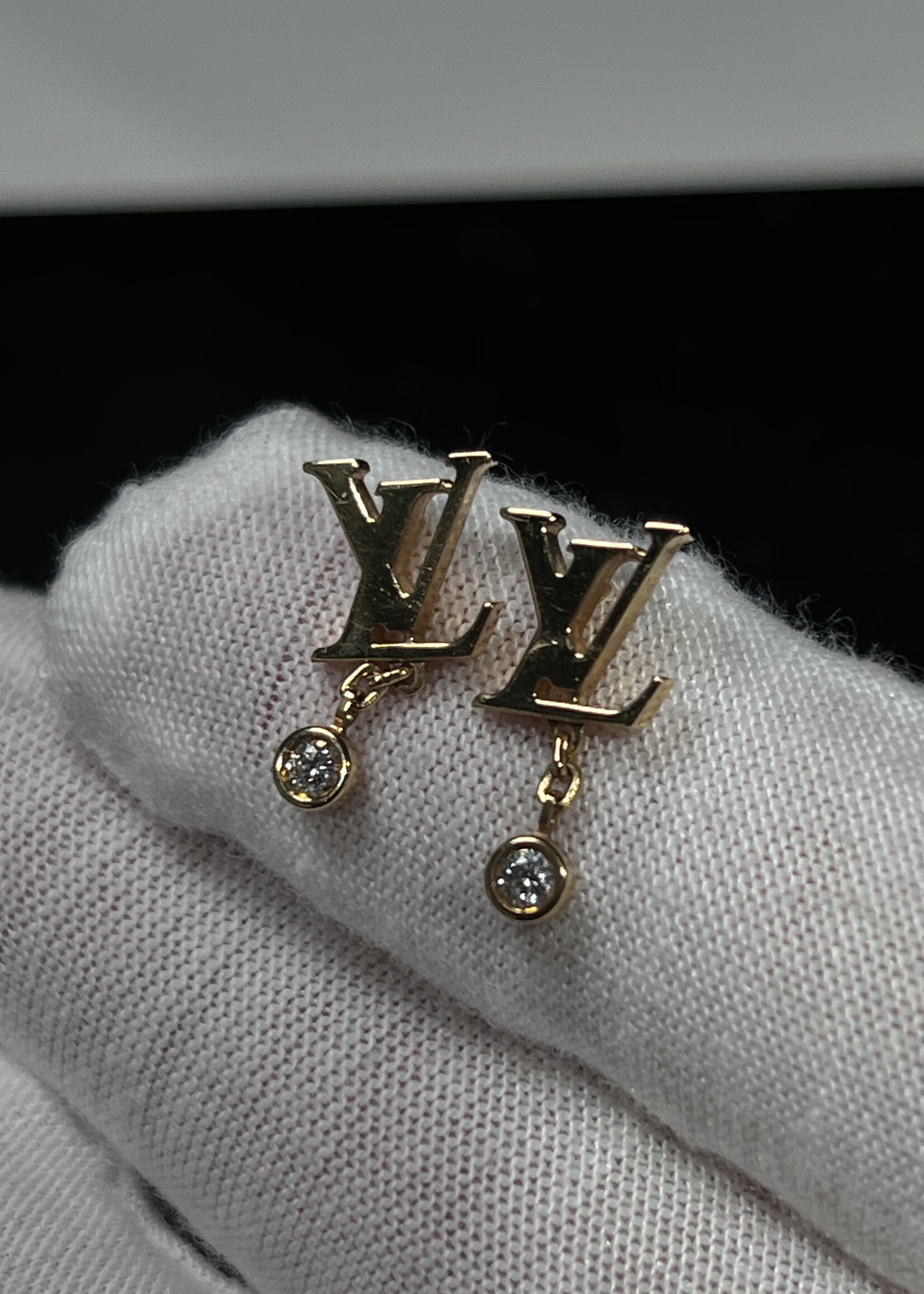 Louis Vuitton SOLD - Louis Vuitton 18k Diamond Idylle Blossom Earrings