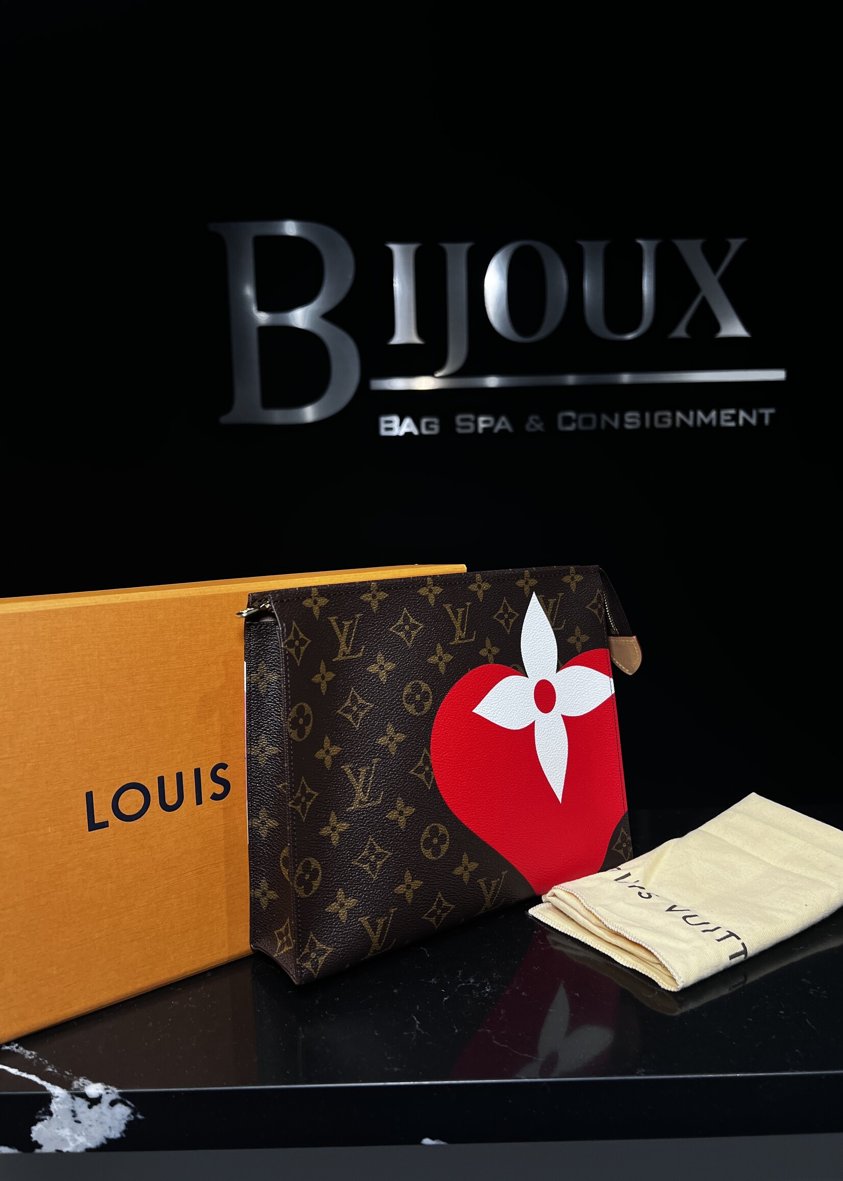 Louis Vuitton Louis Vuitton Game on Toiletry 26
