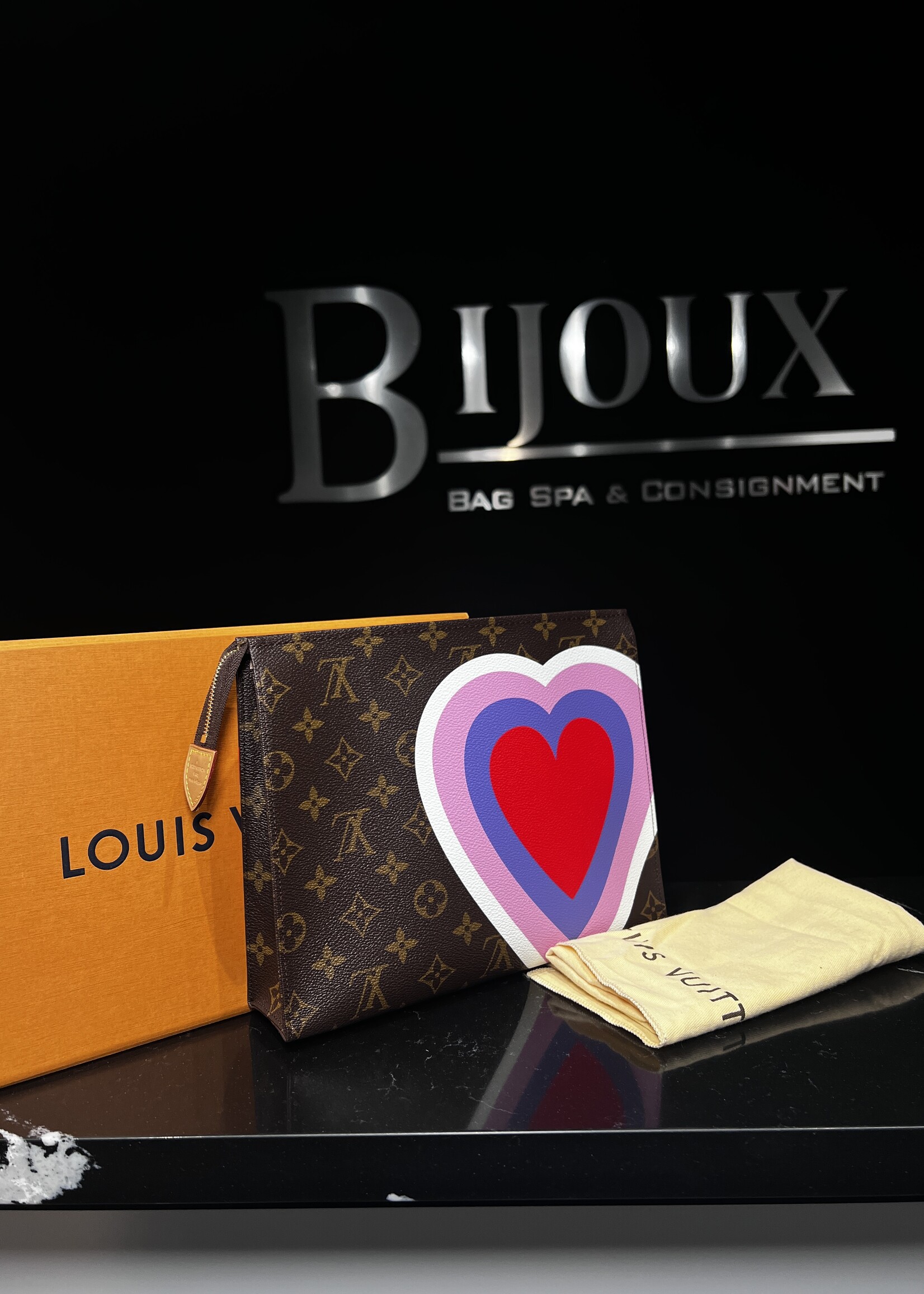 Louis Vuitton Louis Vuitton Game on Toiletry 26