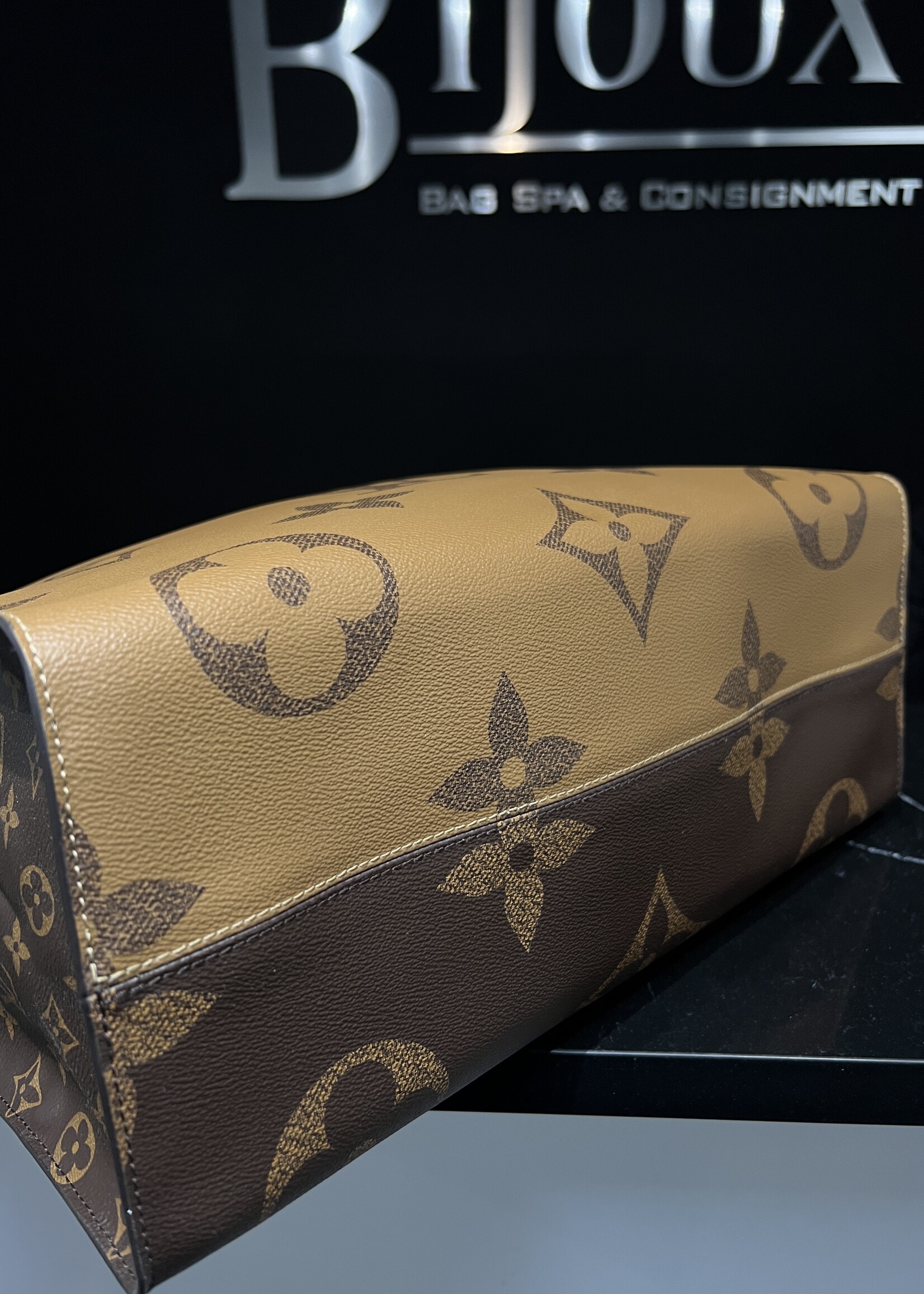 Louis Vuitton Louis Vuitton On the Go GM