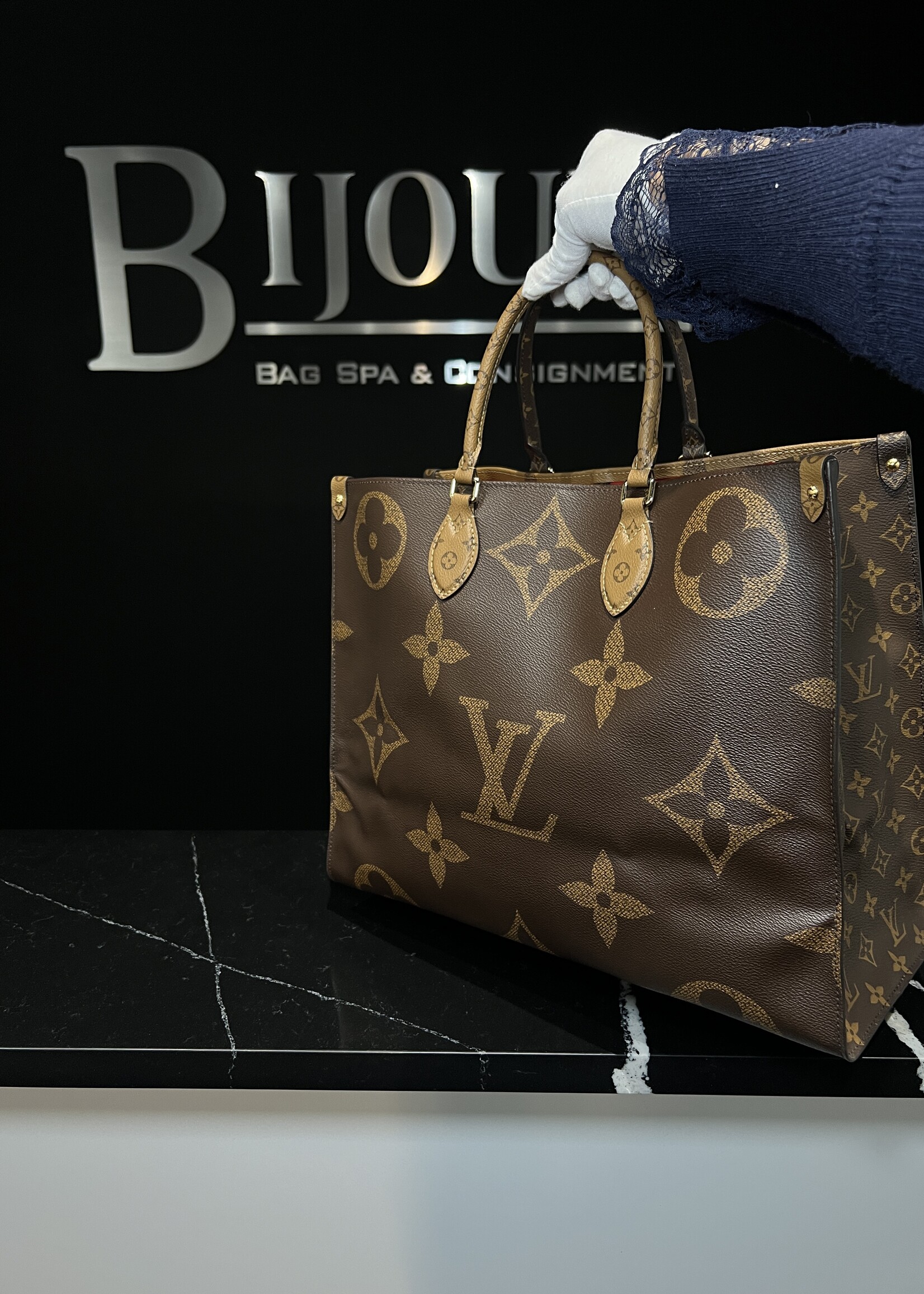 Louis Vuitton Louis Vuitton On the Go GM