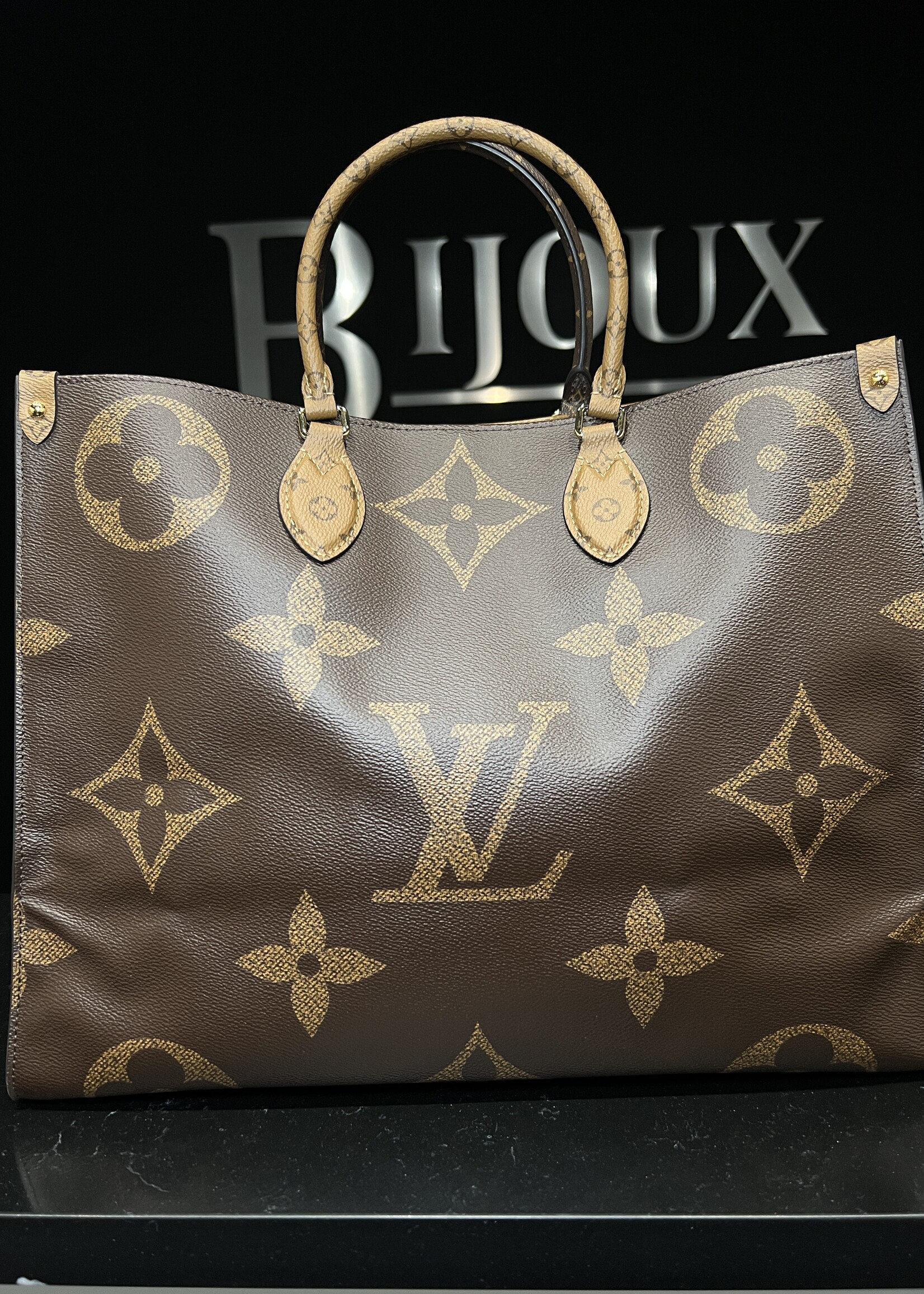 Louis Vuitton Louis Vuitton On the Go GM
