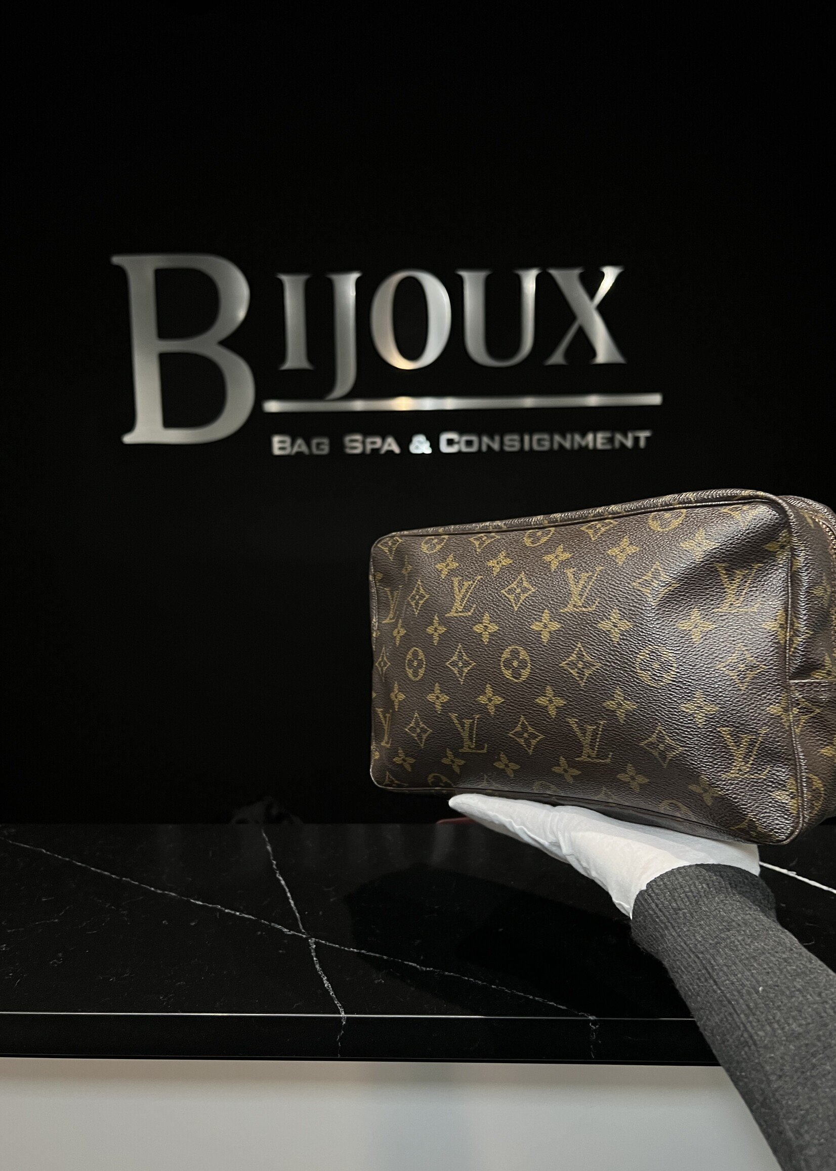 Louis Vuitton SOLD - Louis Vuitton Vintage Toiletry 28