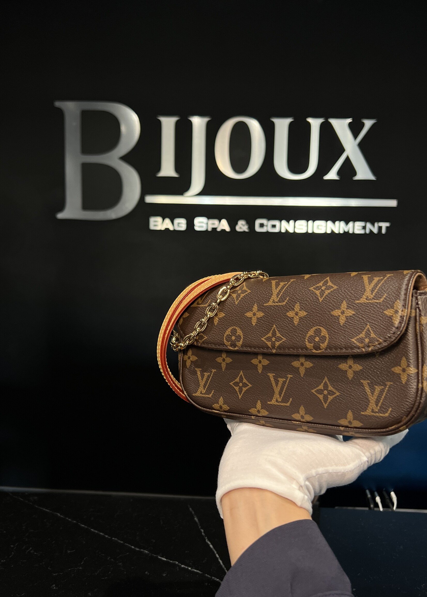 Louis Vuitton Louis Vuitton Ivy Monogram WOC