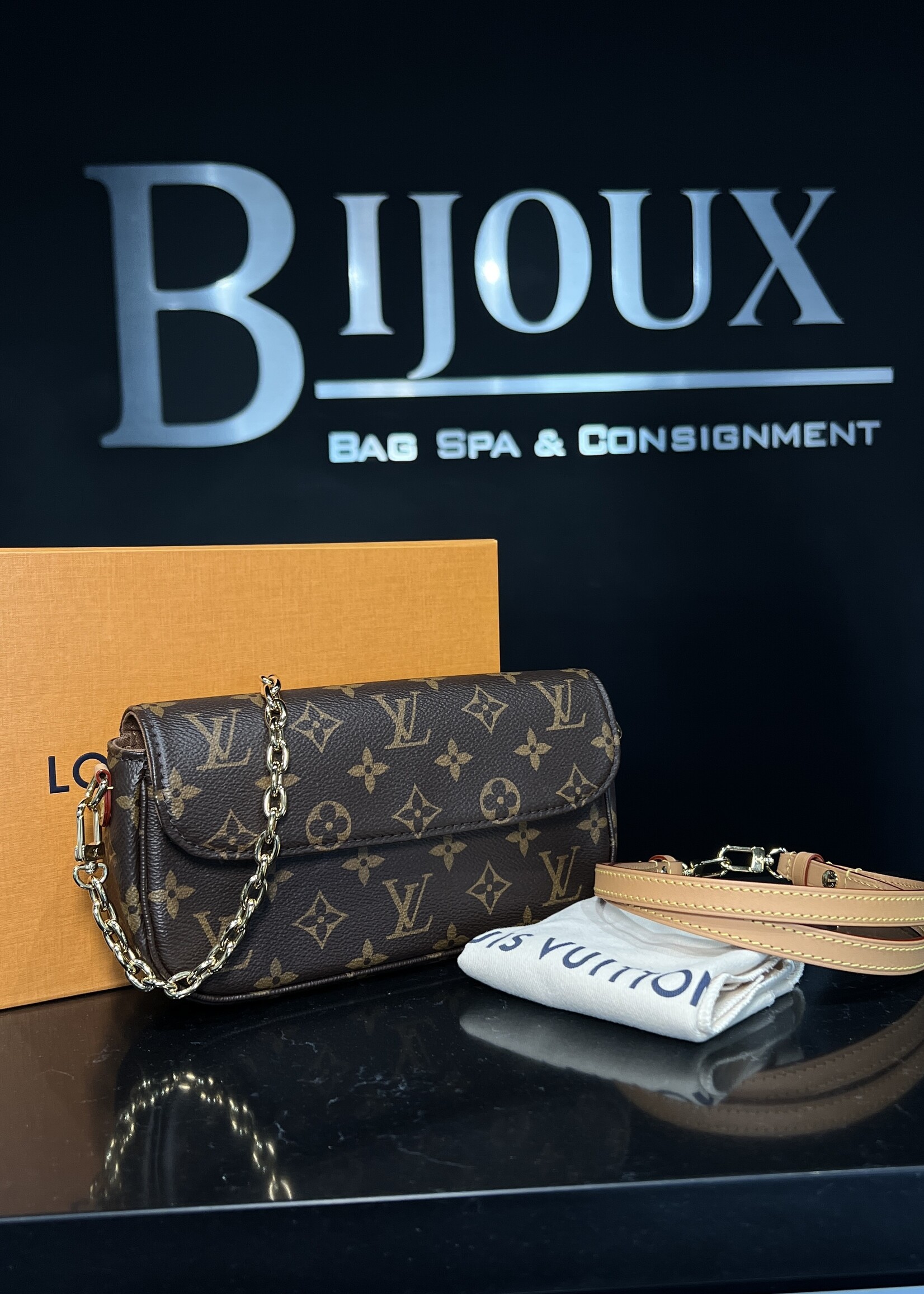 Louis Vuitton Louis Vuitton Ivy Monogram WOC