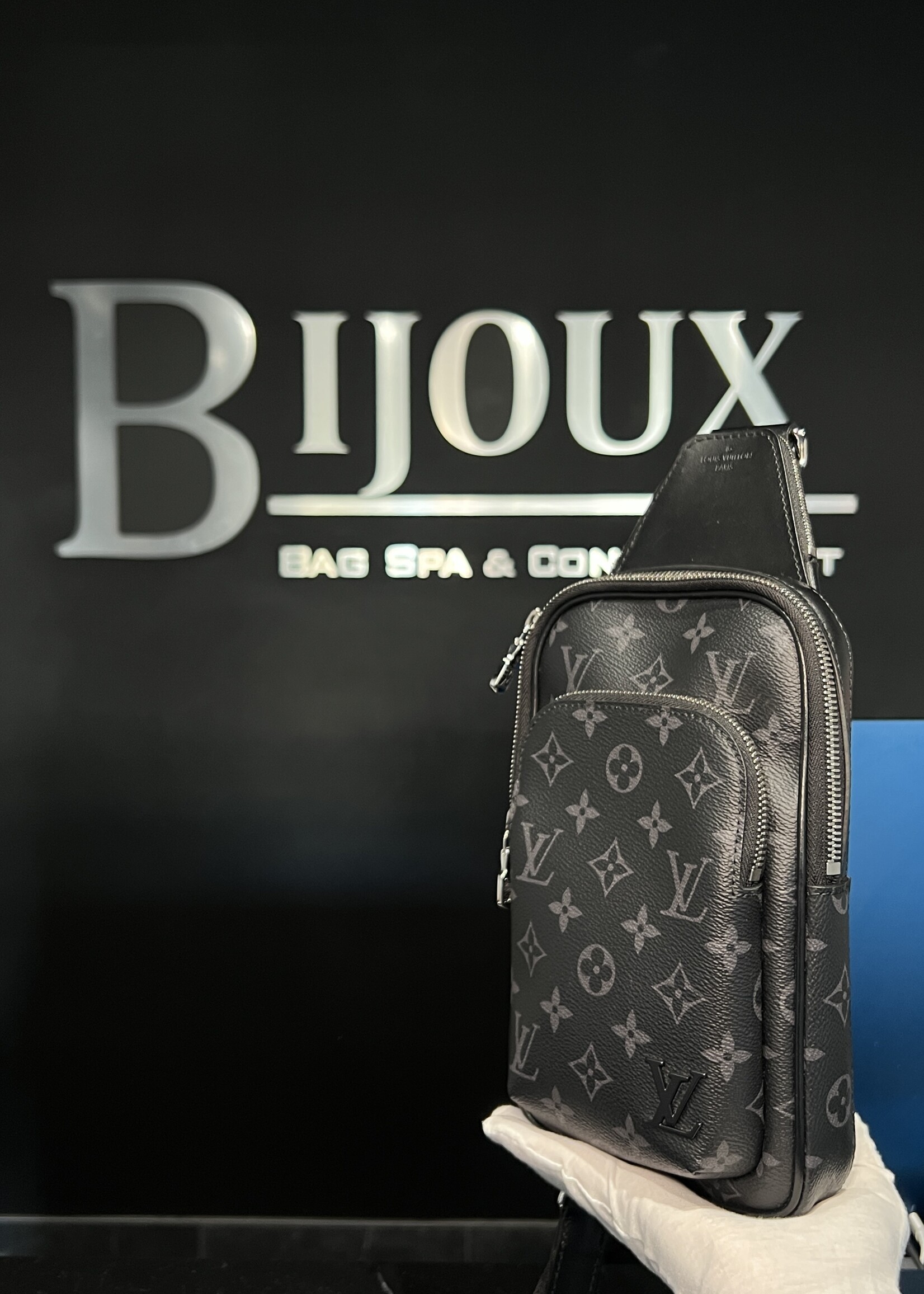 Louis Vuitton Louis Vuitton Avenue Sling Bag