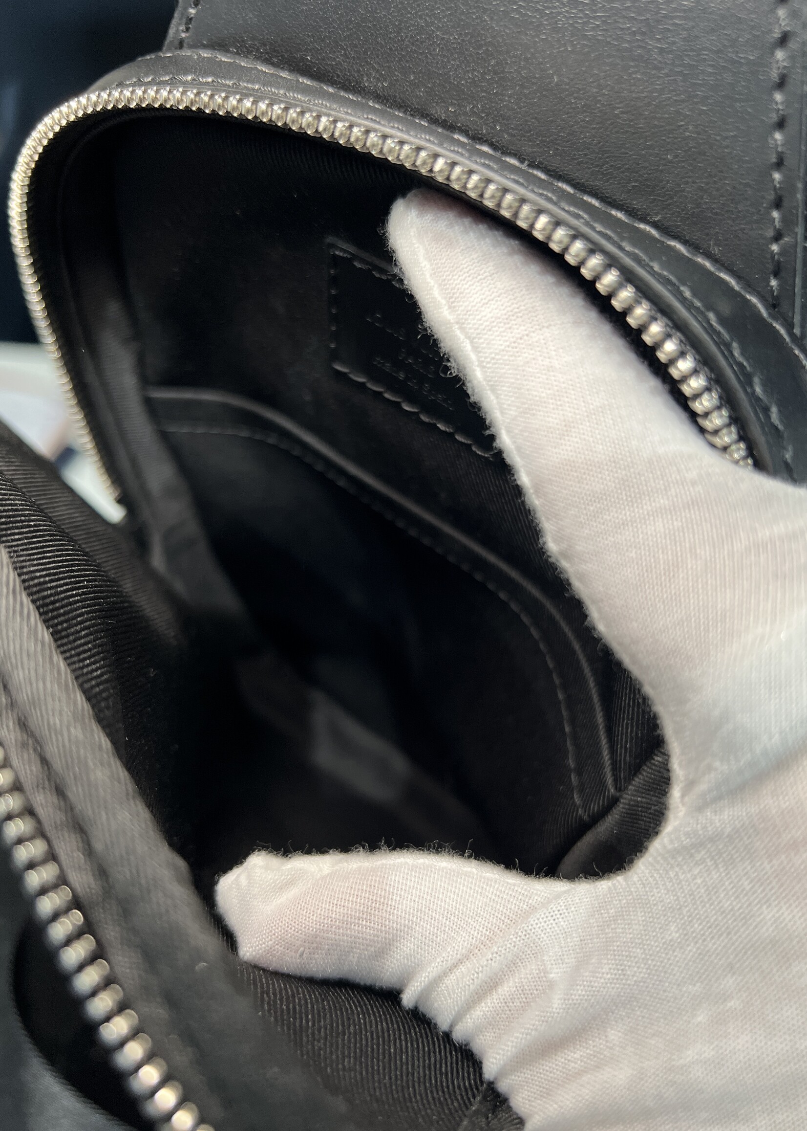 Louis Vuitton Louis Vuitton Avenue Sling Bag