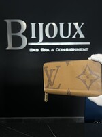 Louis Vuitton Louis Vuitton Reverse Zip Wallet