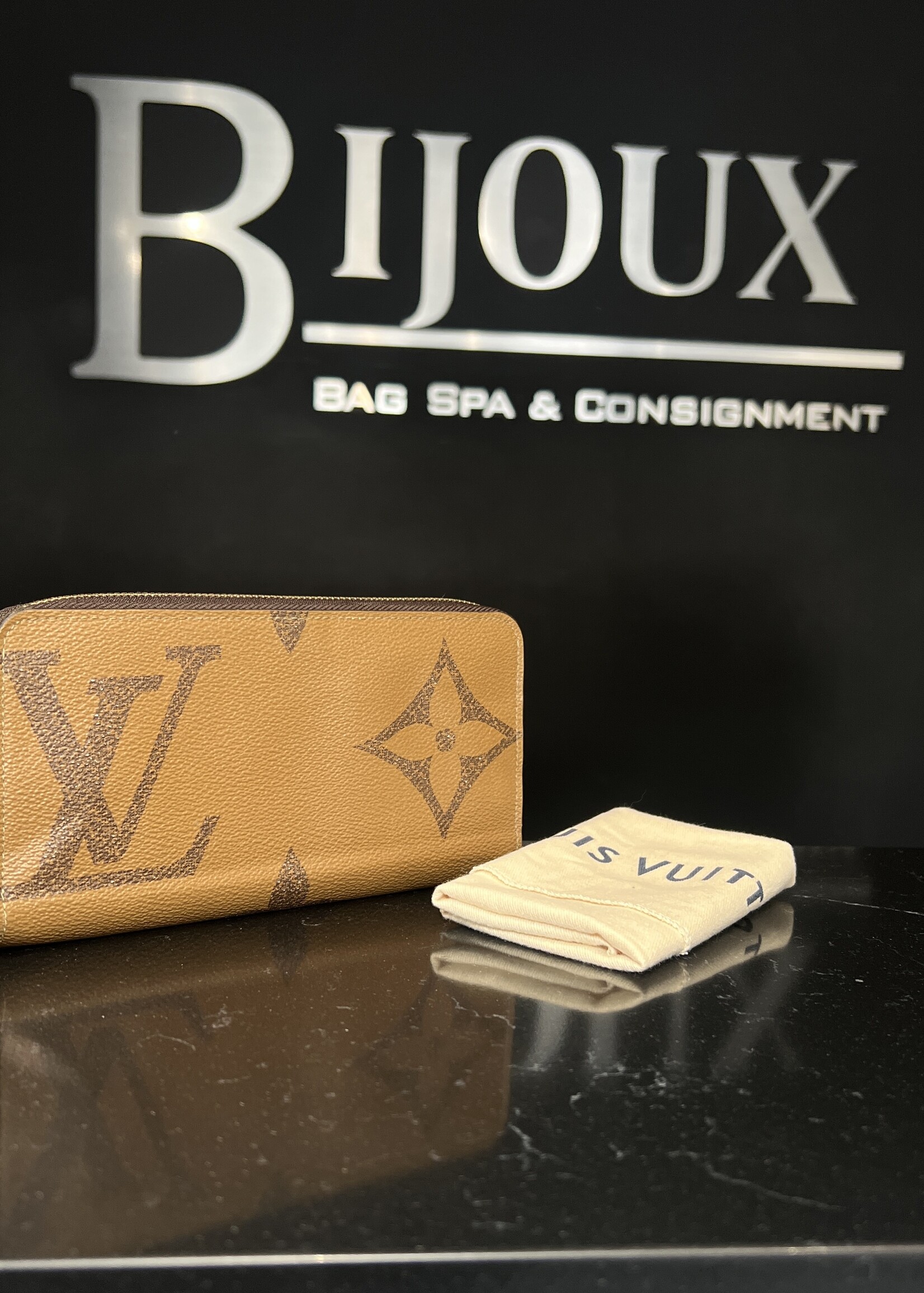 Louis Vuitton Louis Vuitton Reverse Zip Wallet