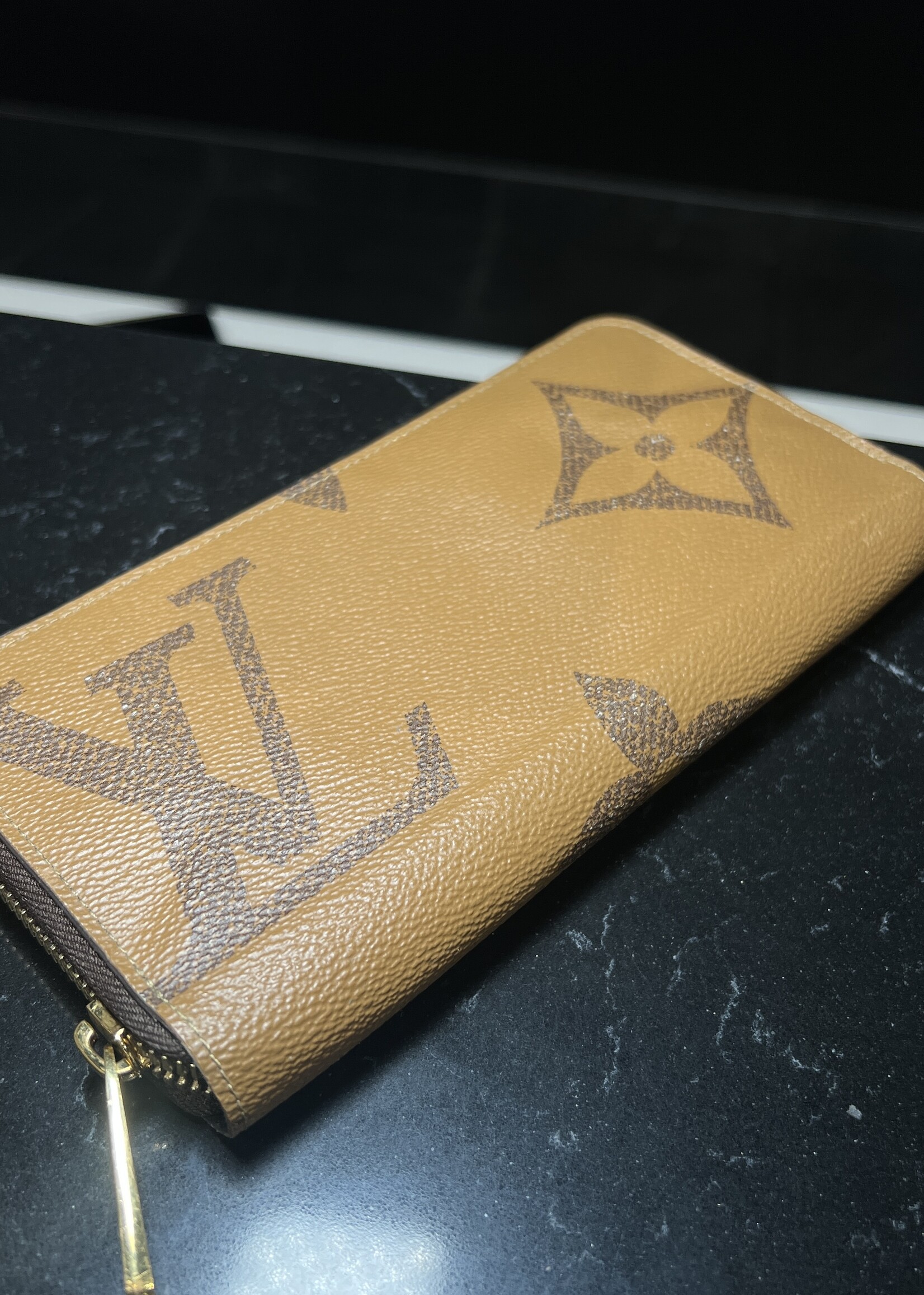 Louis Vuitton Louis Vuitton Reverse Zip Wallet