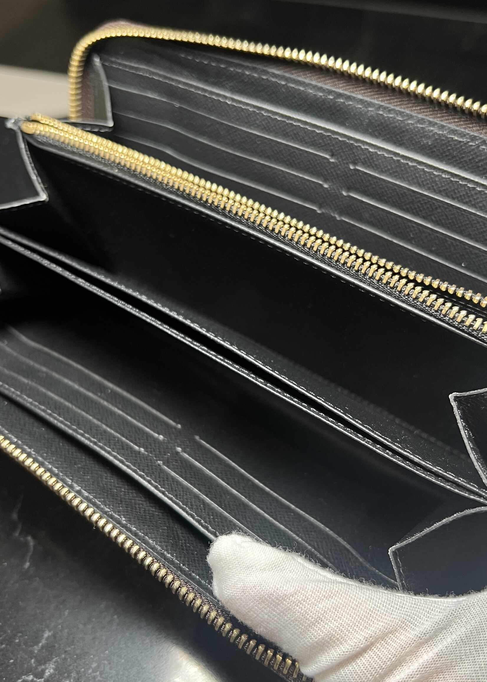 Louis Vuitton Louis Vuitton Reverse Zip Wallet