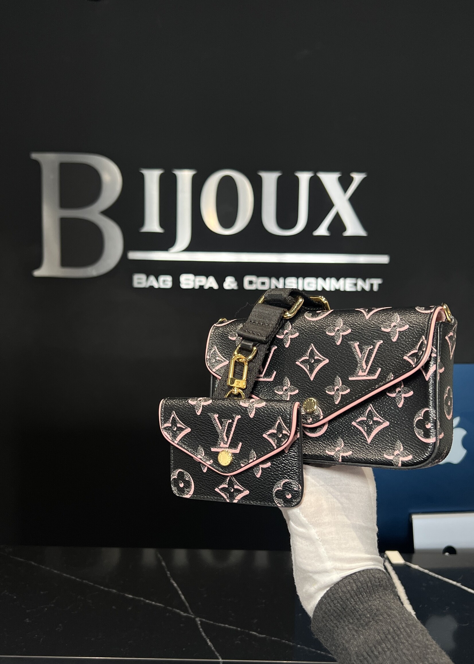 Louis Vuitton SOLD - Louis Vuitton Monogram Fall For You Felicie Strap & Go Black