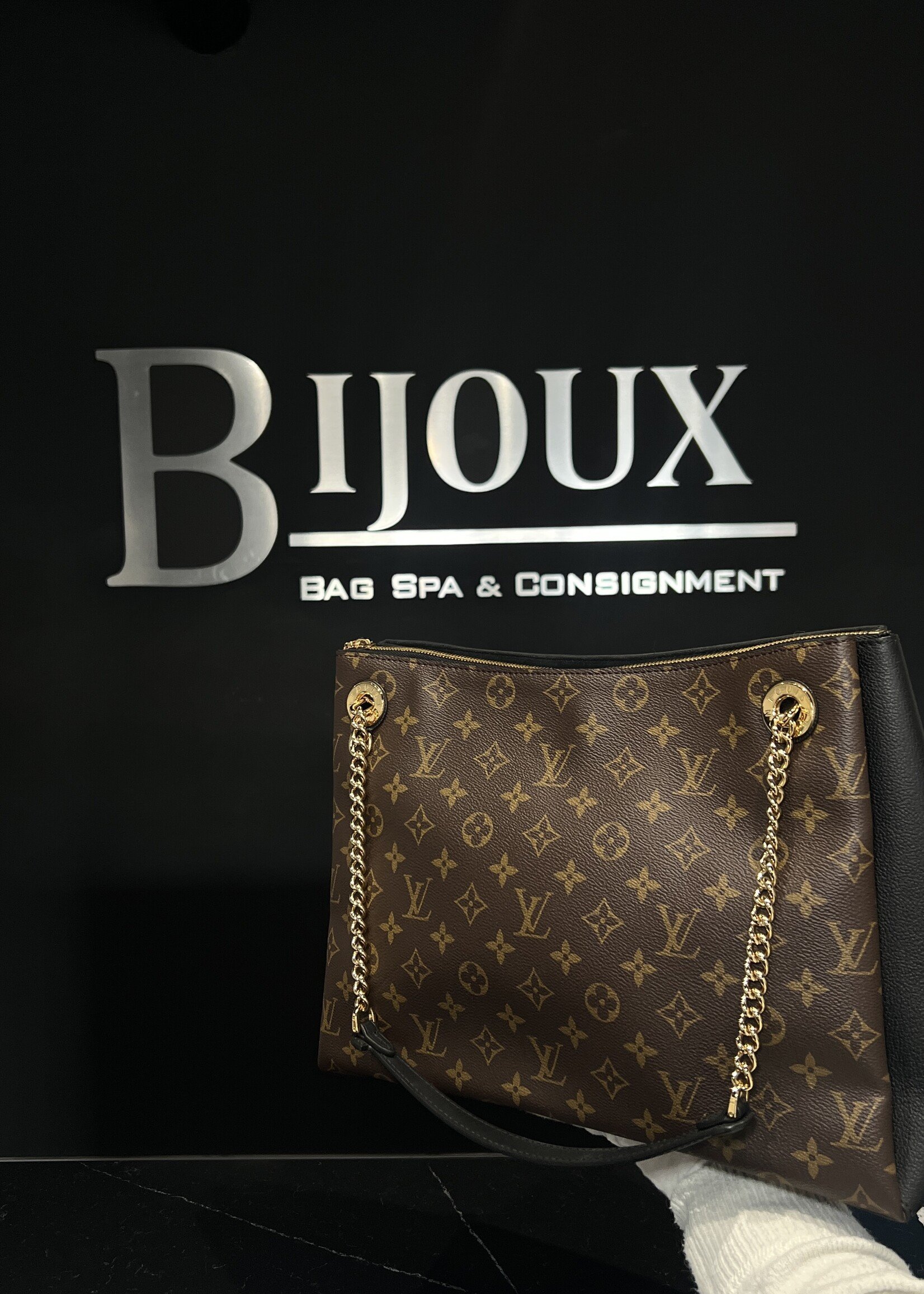 Louis Vuitton Louis Vuitton Surene MM