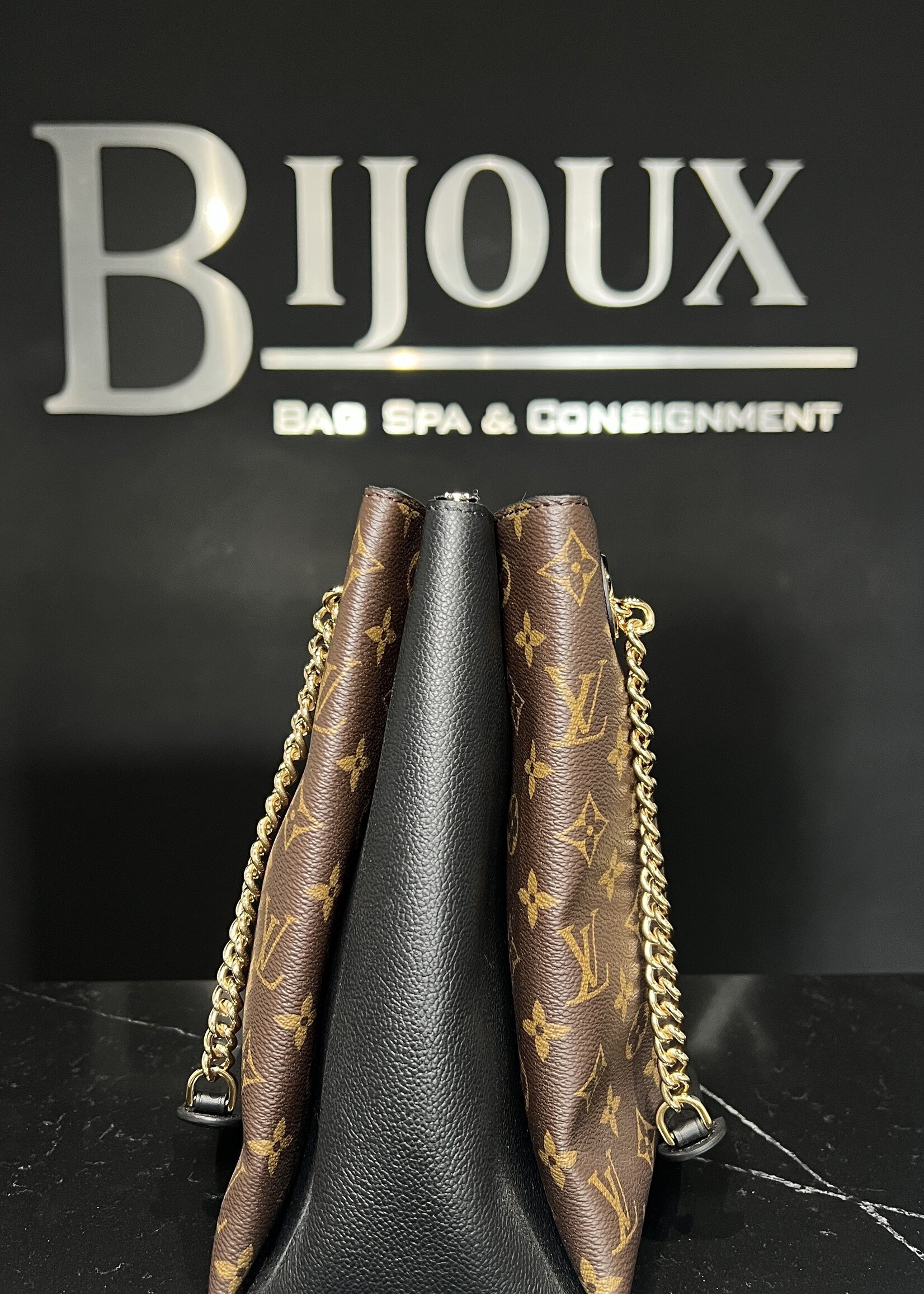 Louis Vuitton Louis Vuitton Surene MM