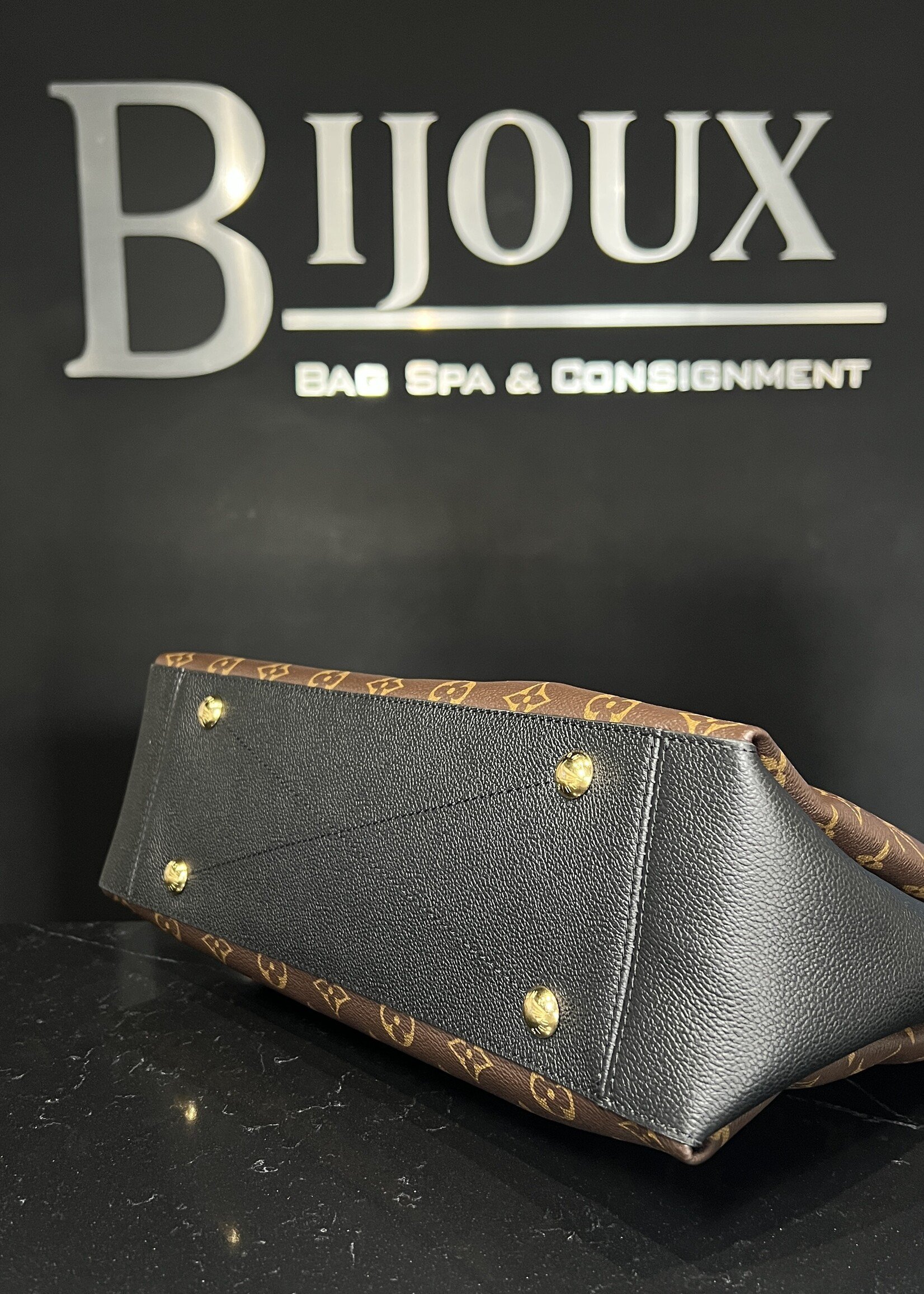 Louis Vuitton Louis Vuitton Surene MM