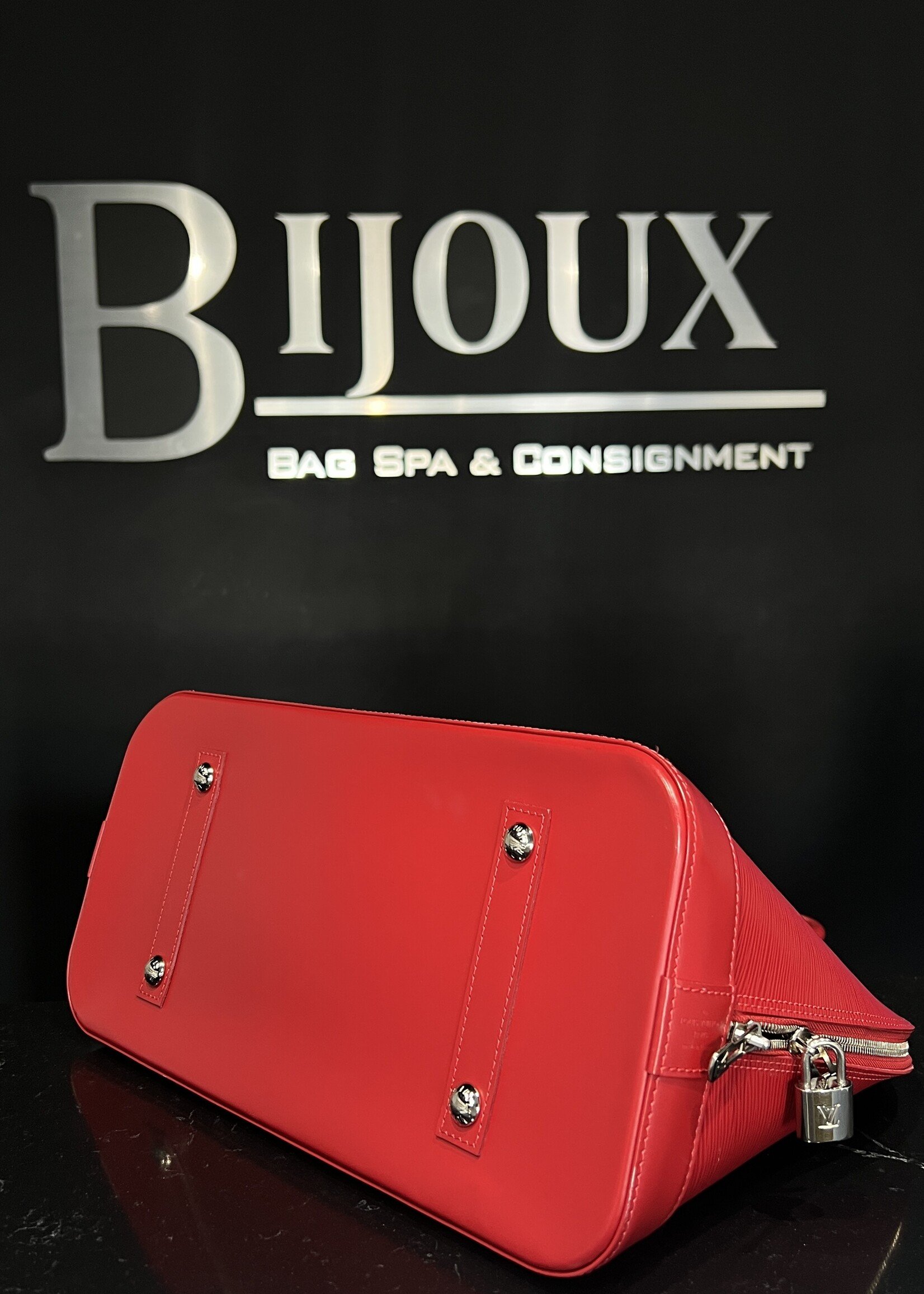 Louis Vuitton Louis Vuitton Alma GM Red