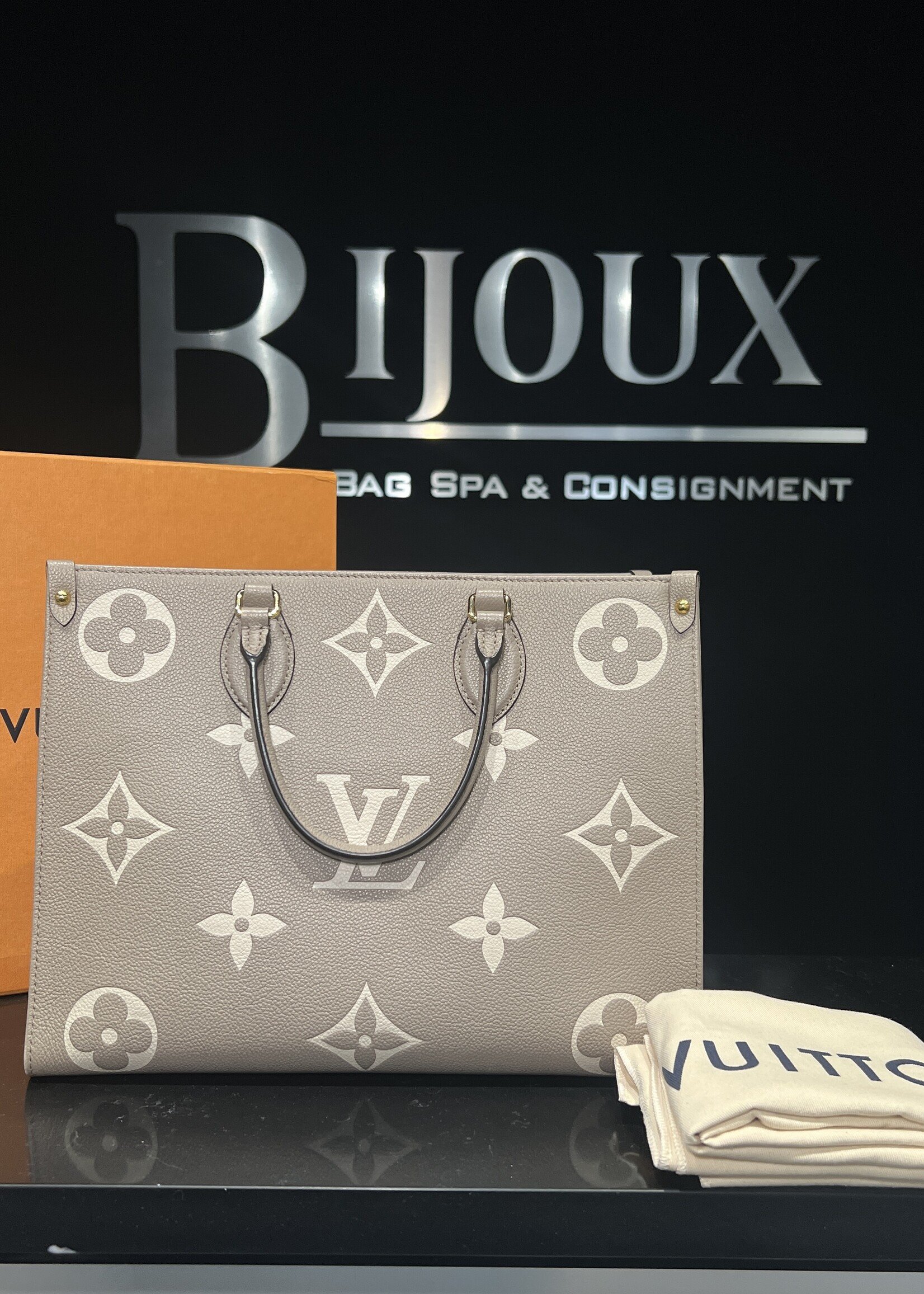 Louis Vuitton Louis Vuitton On The Go MM