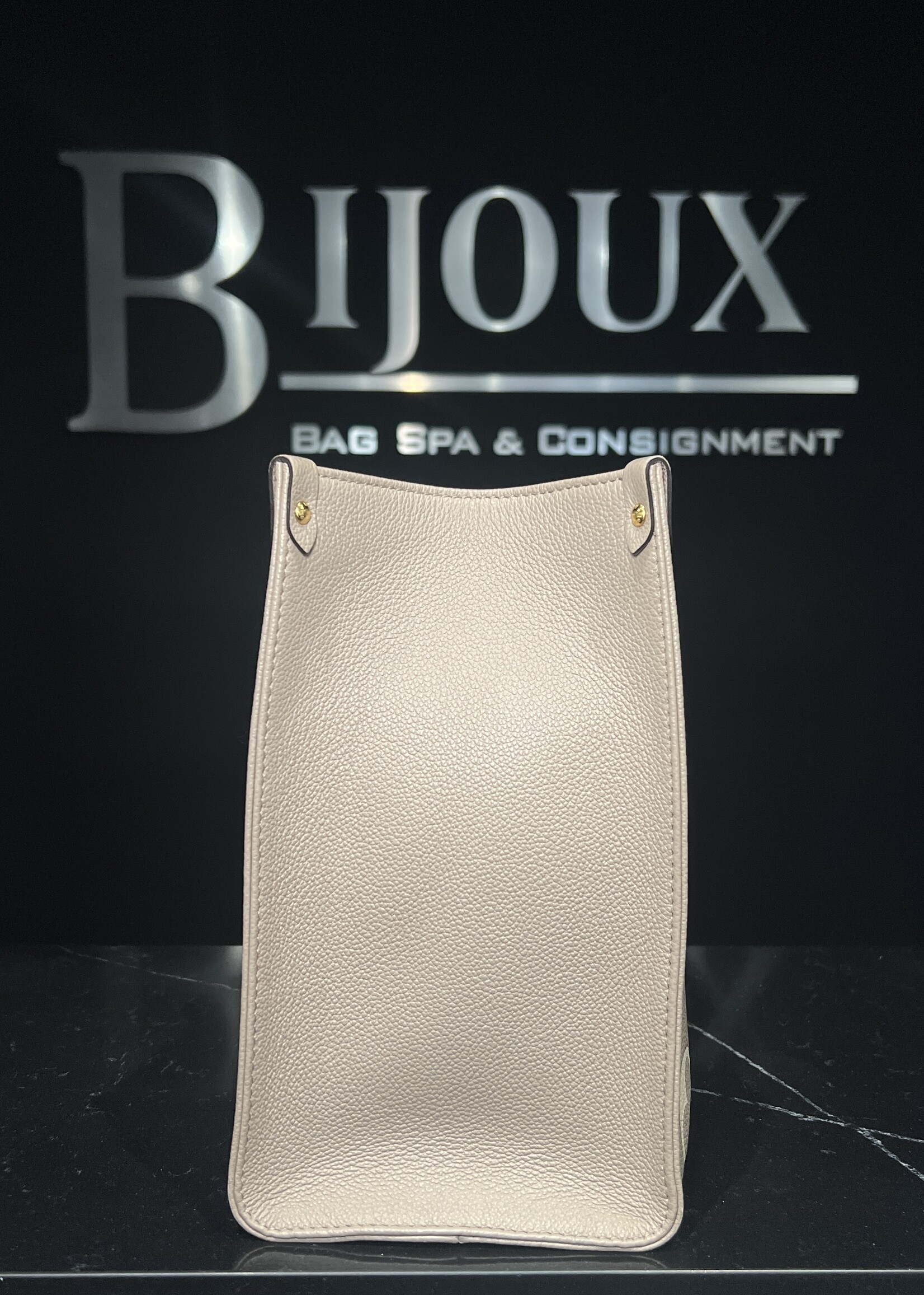 Louis Vuitton Louis Vuitton On The Go MM