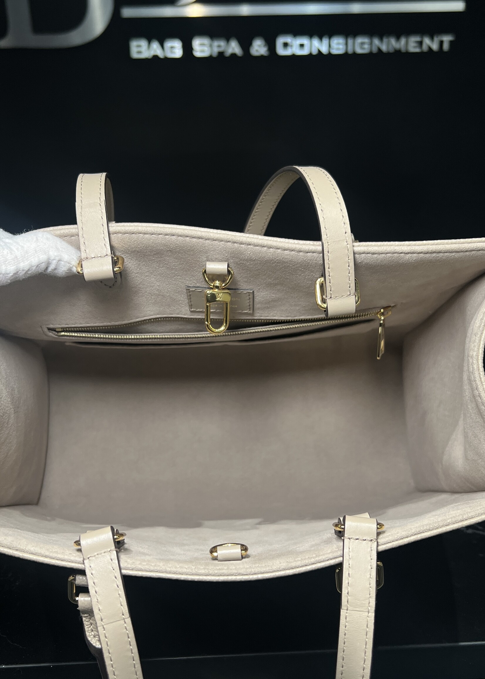 Louis Vuitton Louis Vuitton On The Go MM