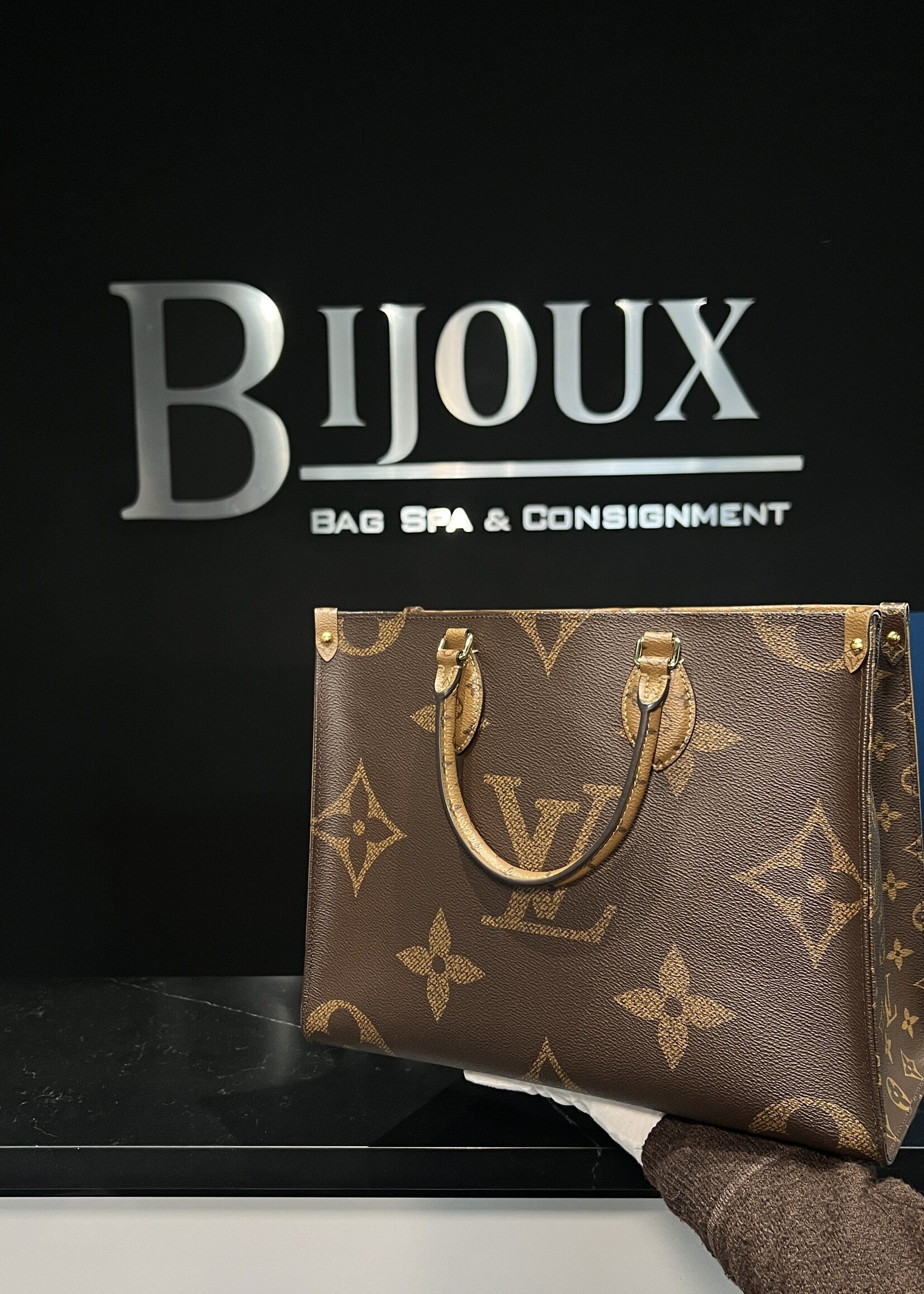 Louis Vuitton Louis Vuitton On The Go MM