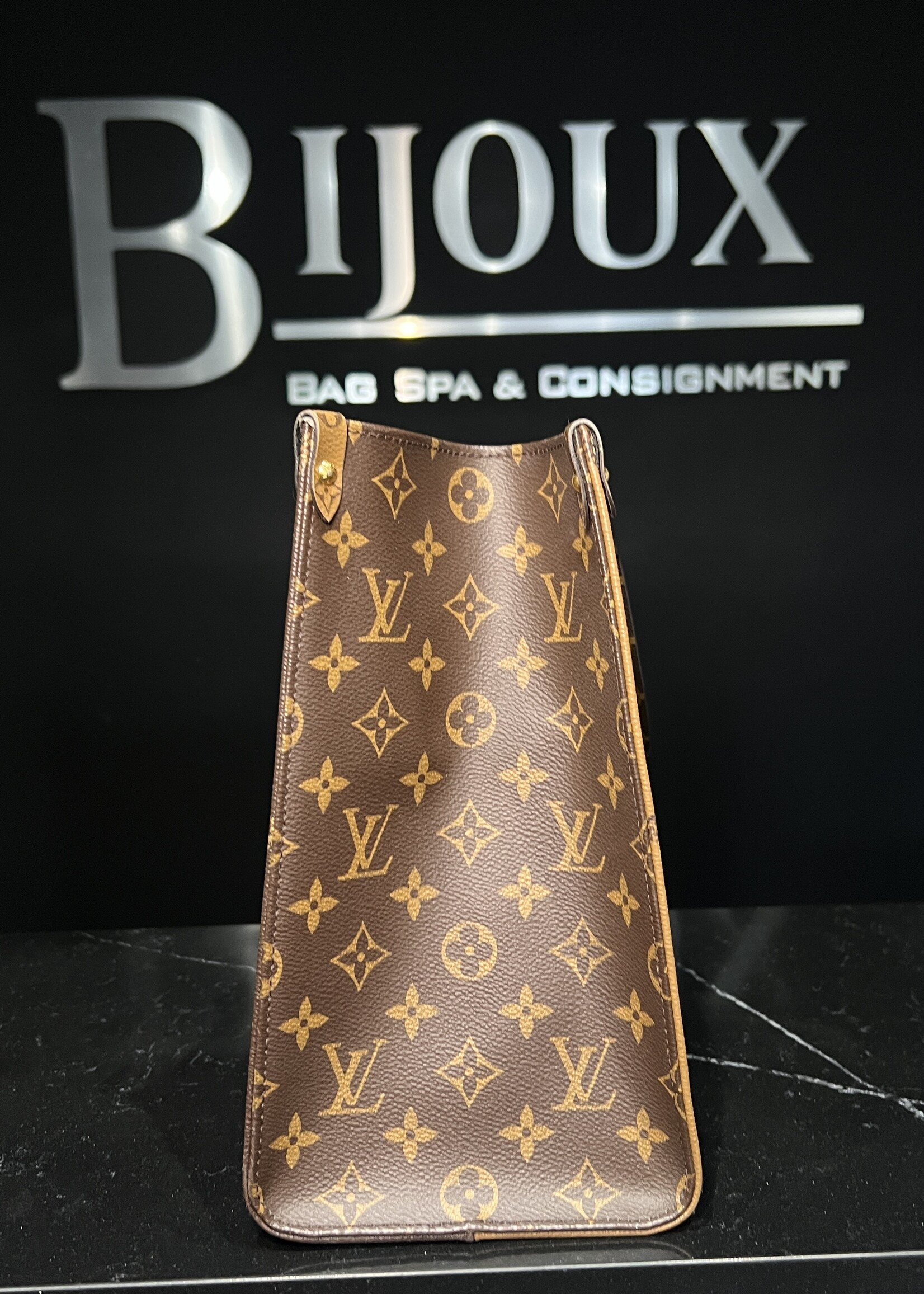 Louis Vuitton Louis Vuitton On The Go MM