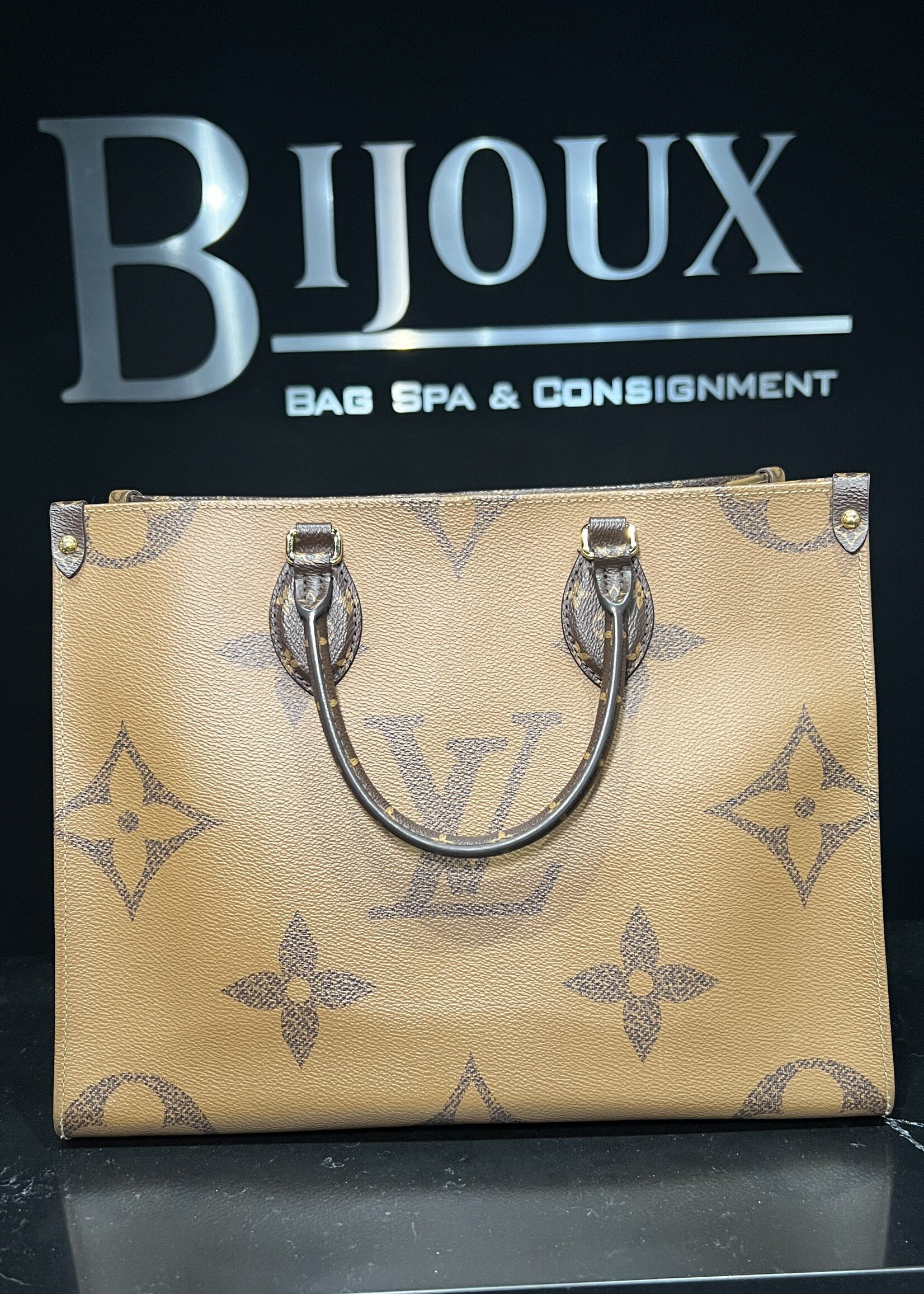 Louis Vuitton Louis Vuitton On The Go MM