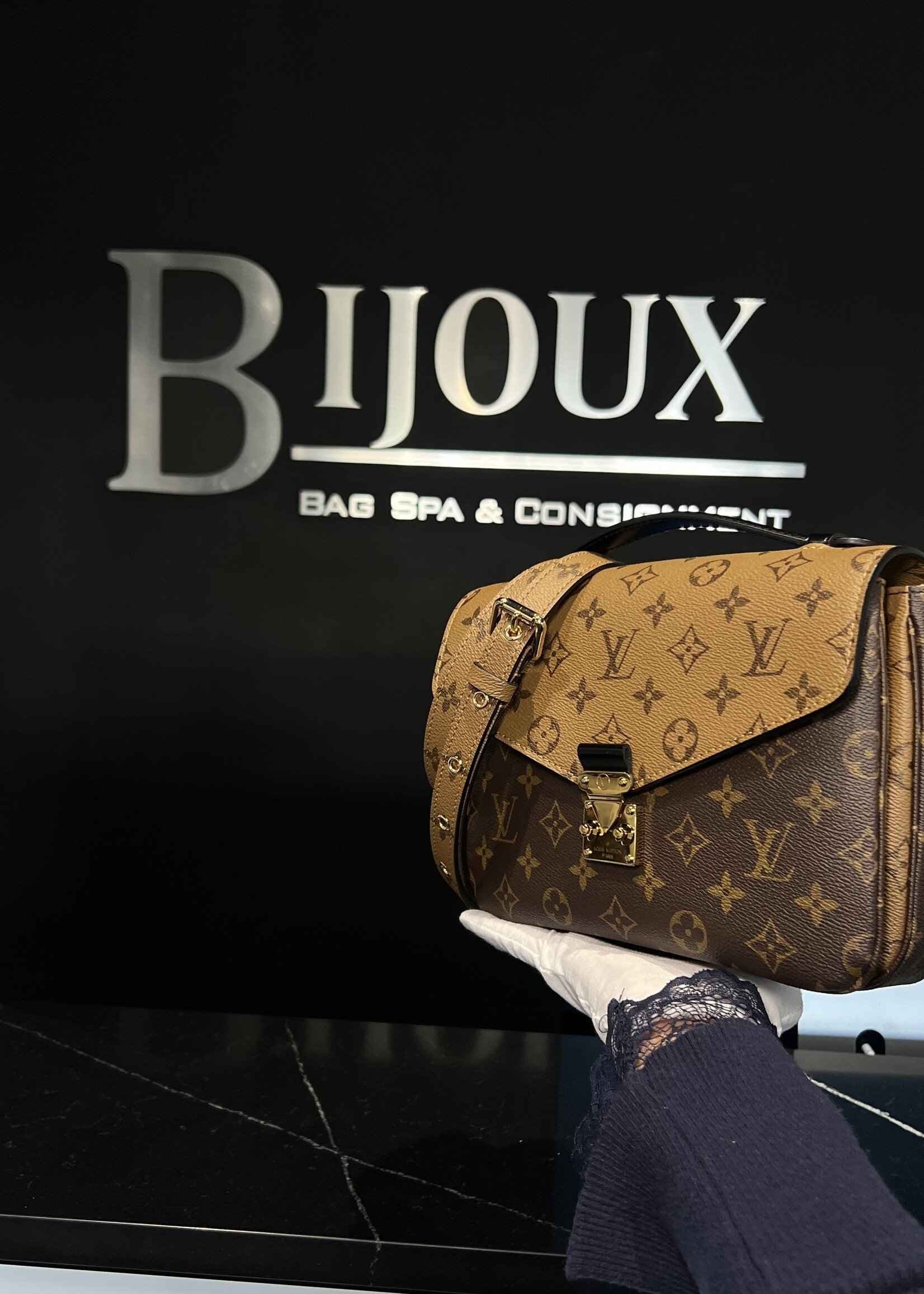 Louis Vuitton Louis Vuitton Pochette Metis Reverse