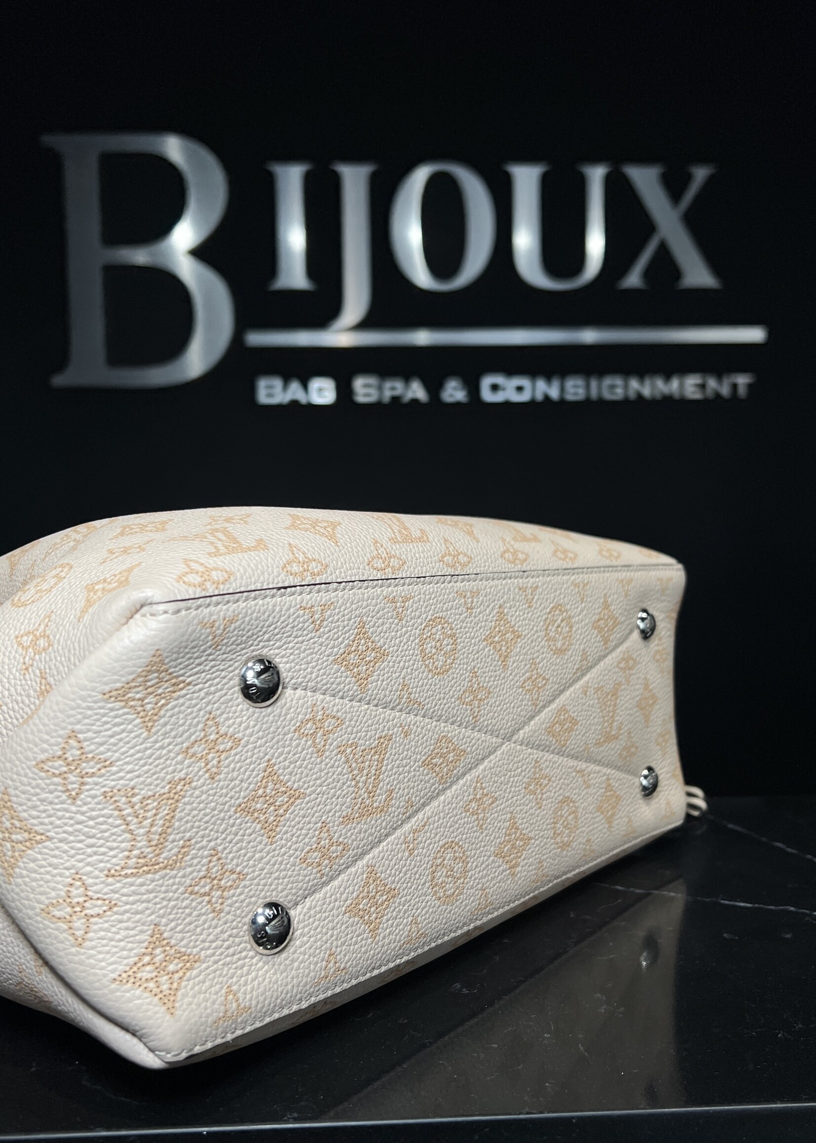 Louis Vuitton Louis Vuitton Mahina Bella Tote