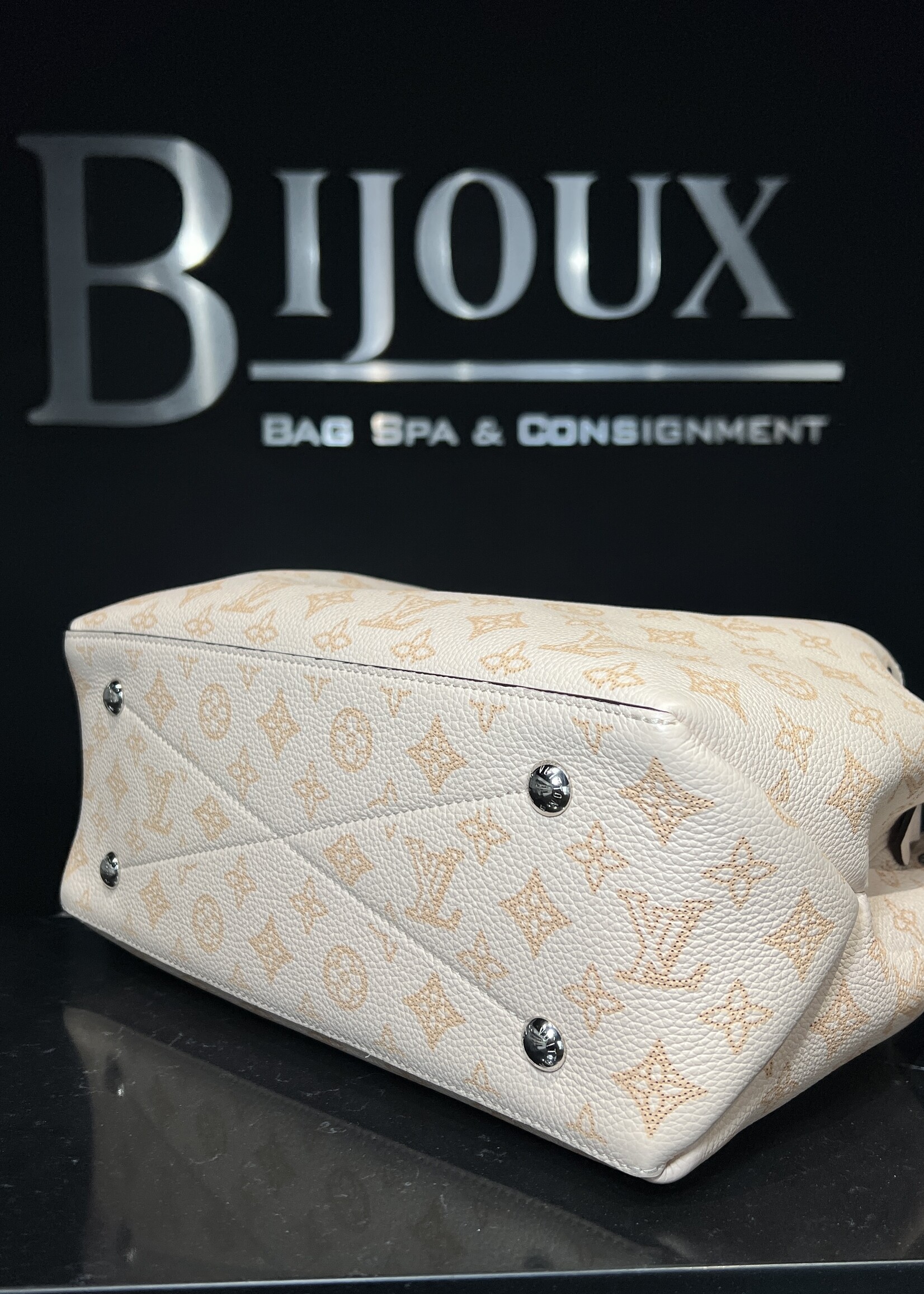 Louis Vuitton Louis Vuitton Mahina Bella Tote