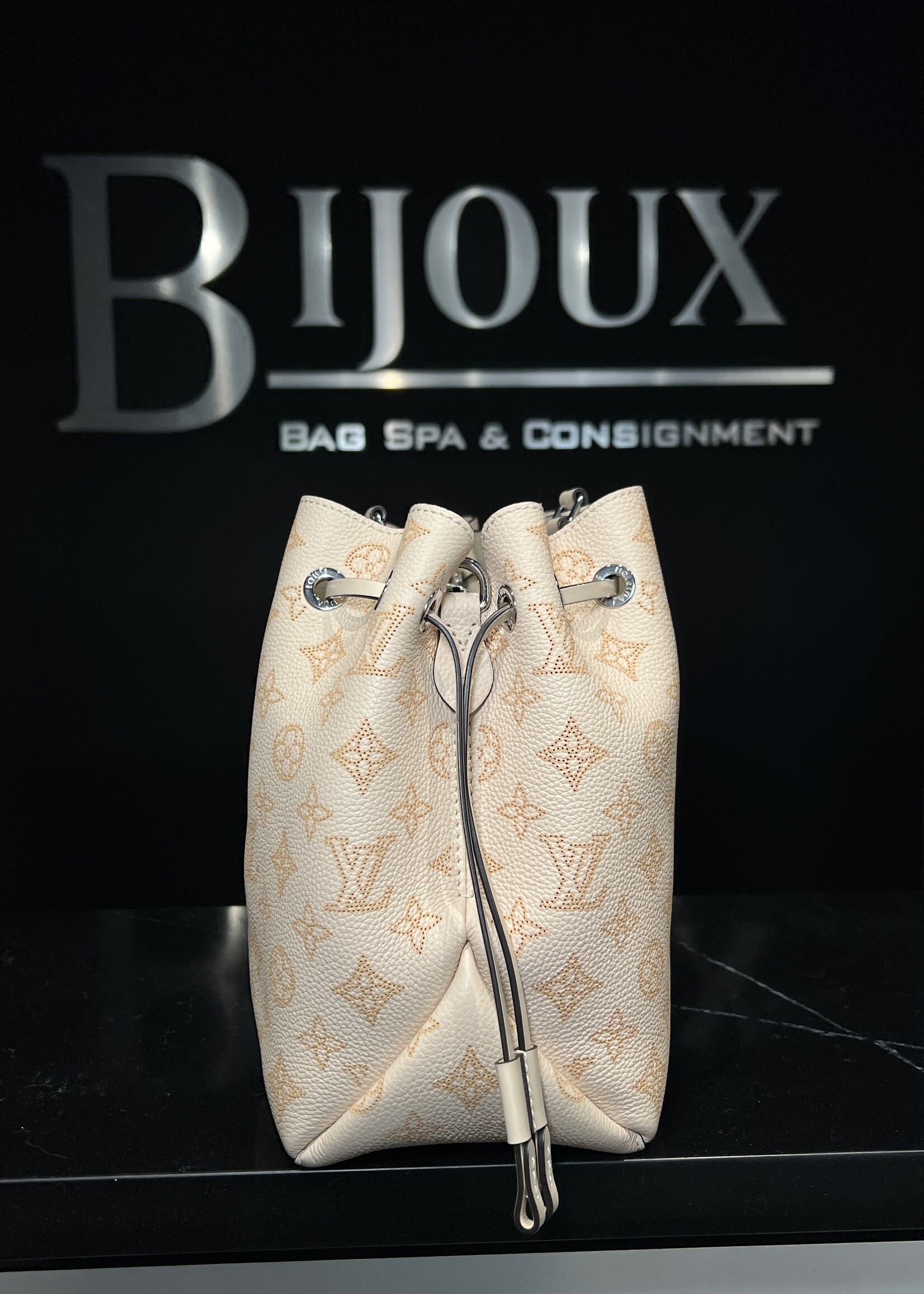 Louis Vuitton Louis Vuitton Mahina Bella Tote