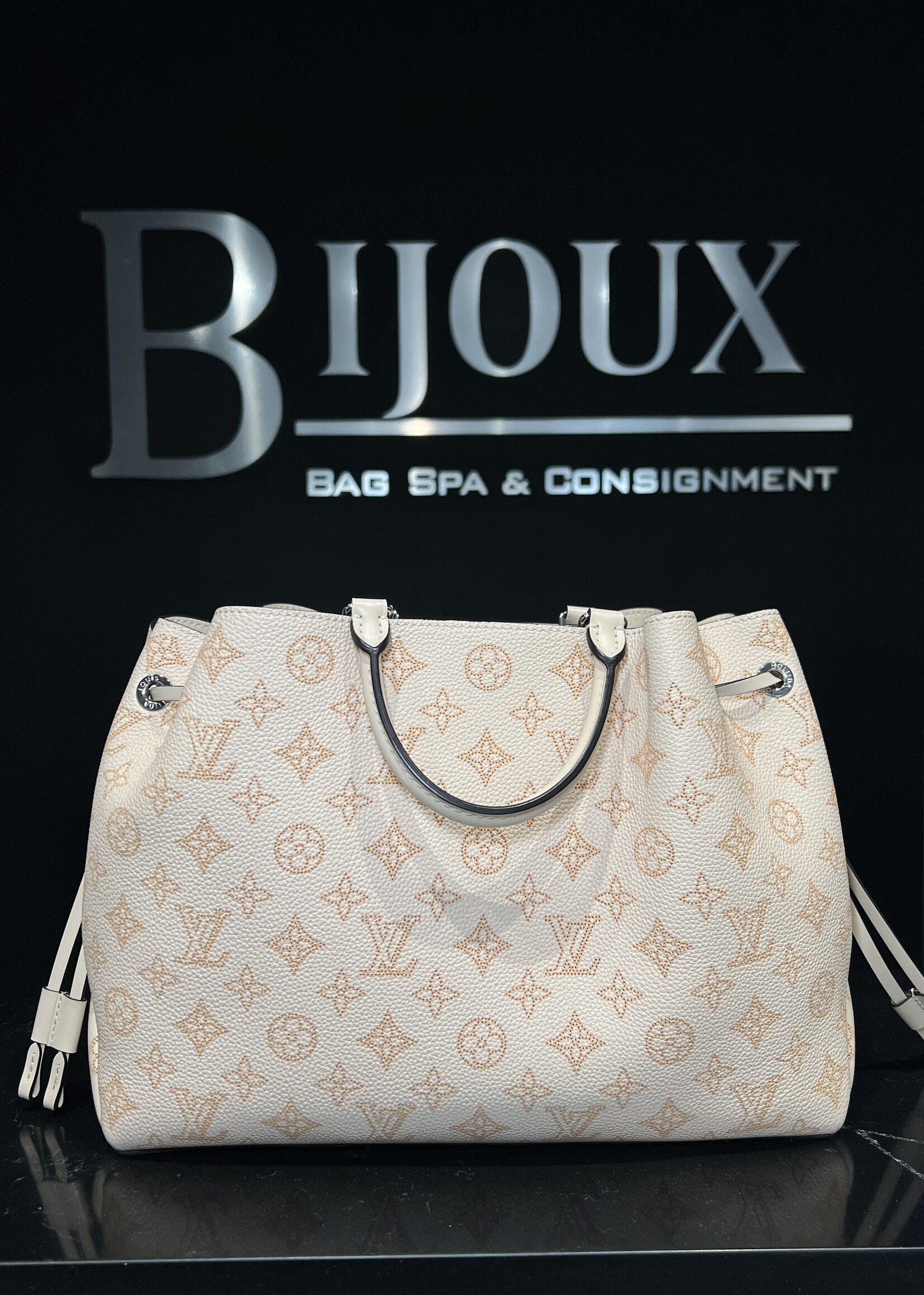 Louis Vuitton Louis Vuitton Mahina Bella Tote