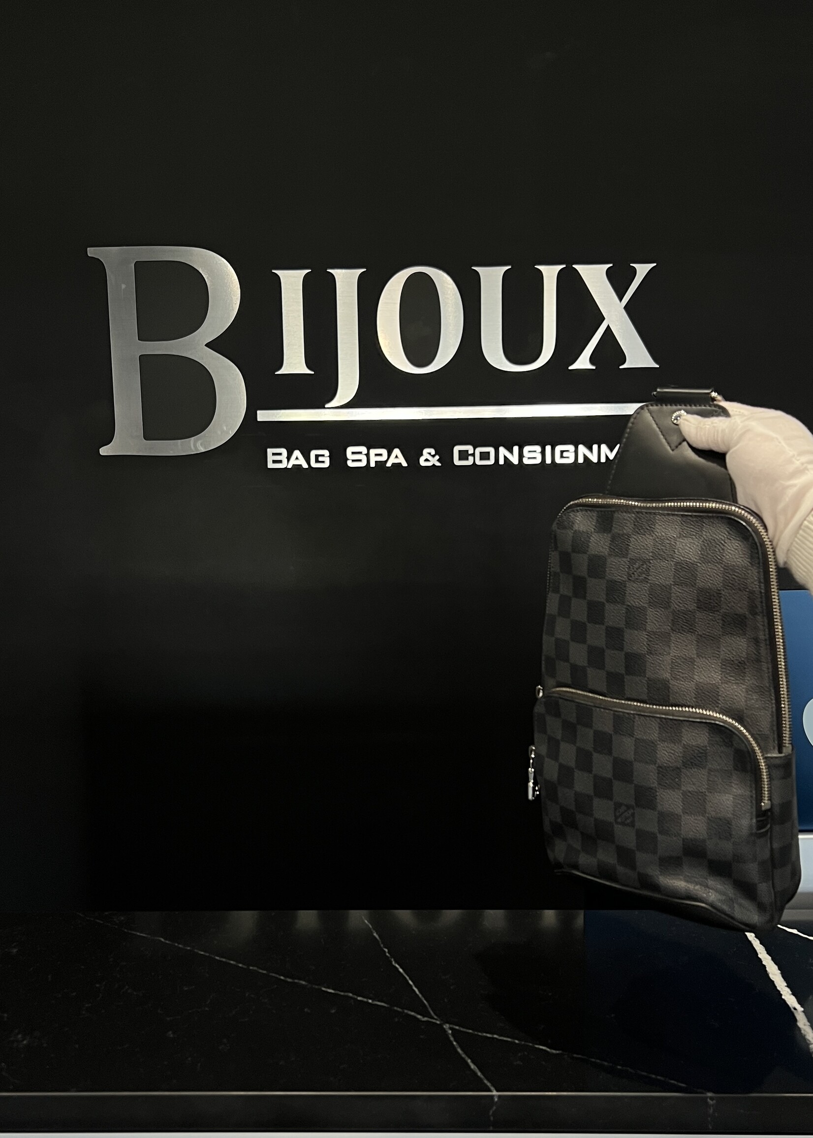 Louis Vuitton Louis Vuitton Avenue Sling