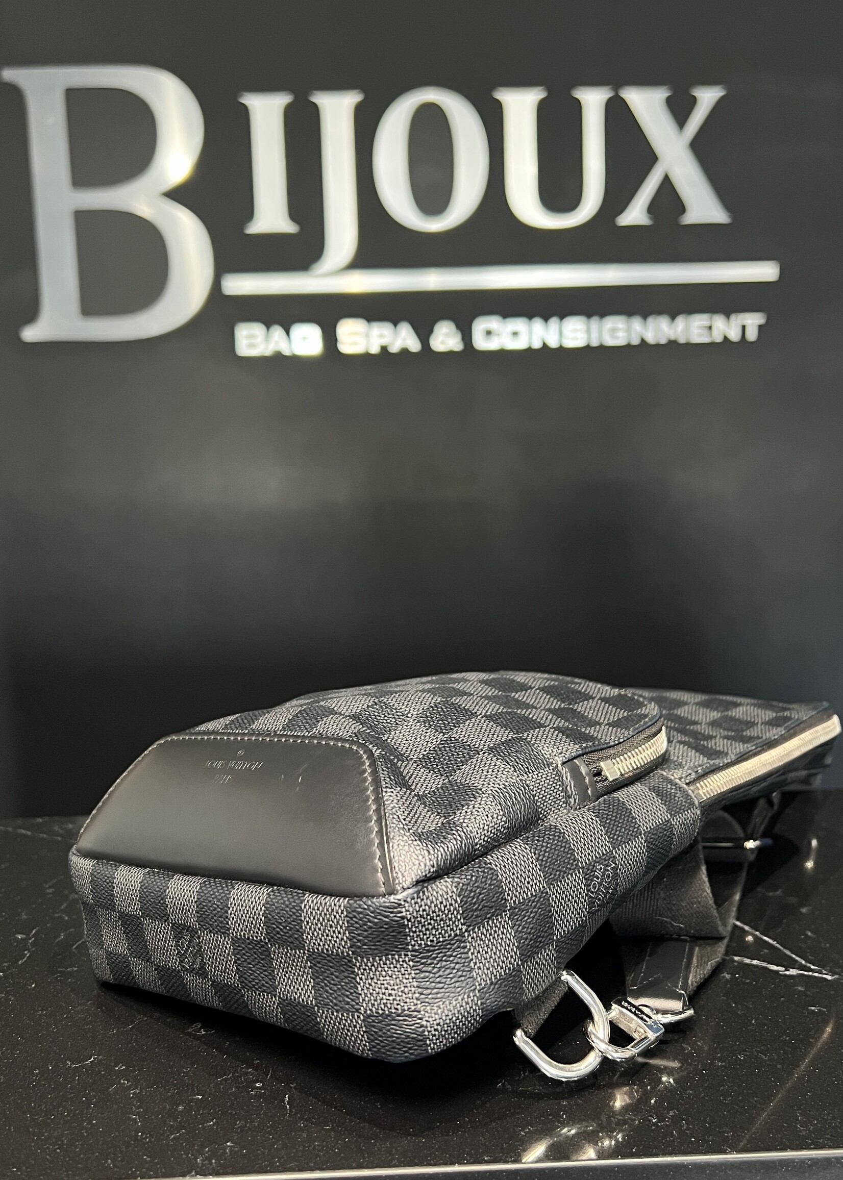 Louis Vuitton Louis Vuitton Avenue Sling