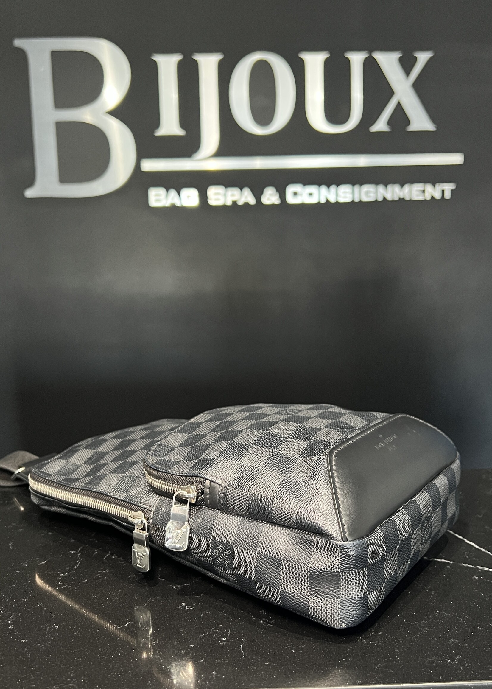 Louis Vuitton Louis Vuitton Avenue Sling
