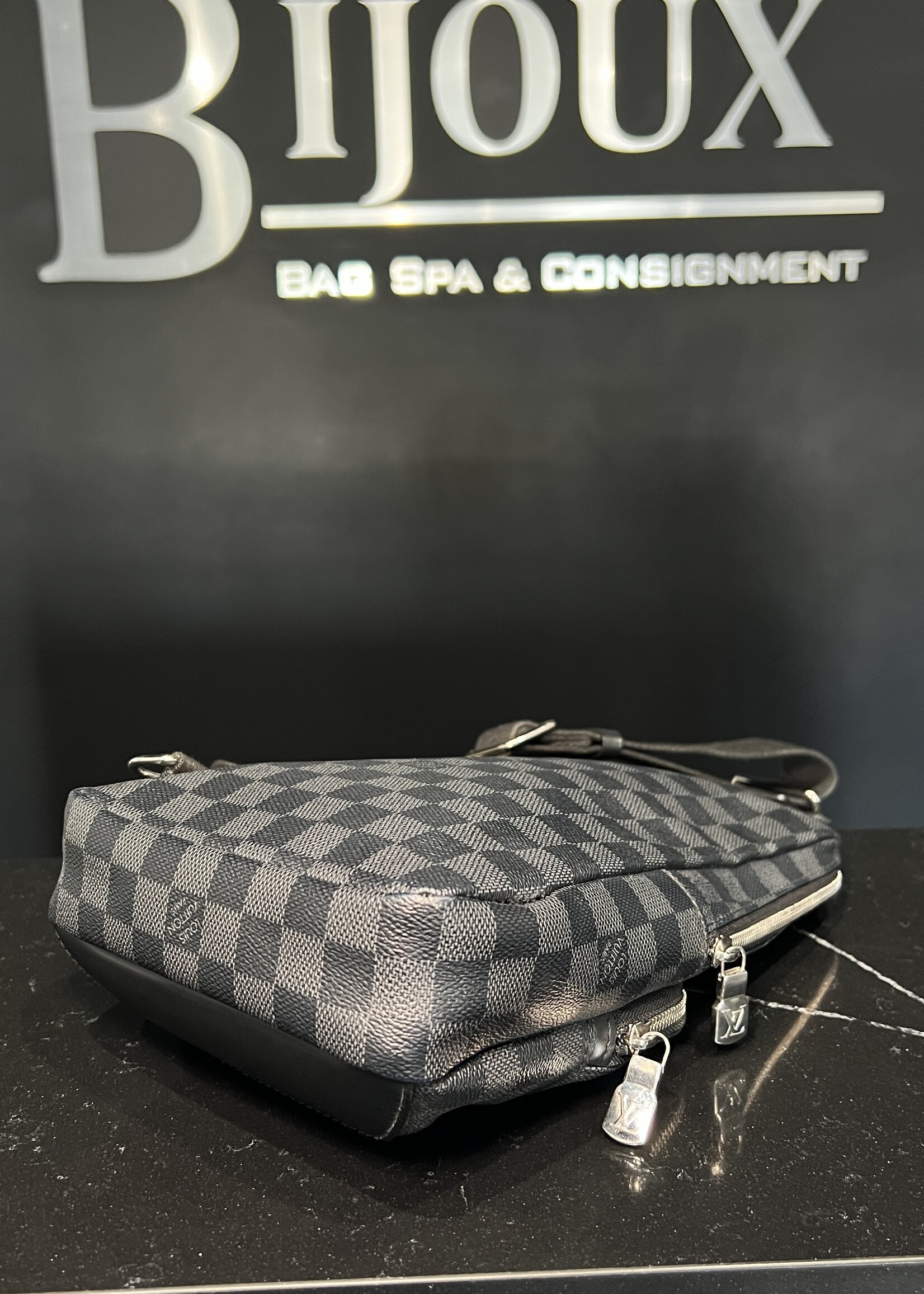 Louis Vuitton Louis Vuitton Avenue Sling