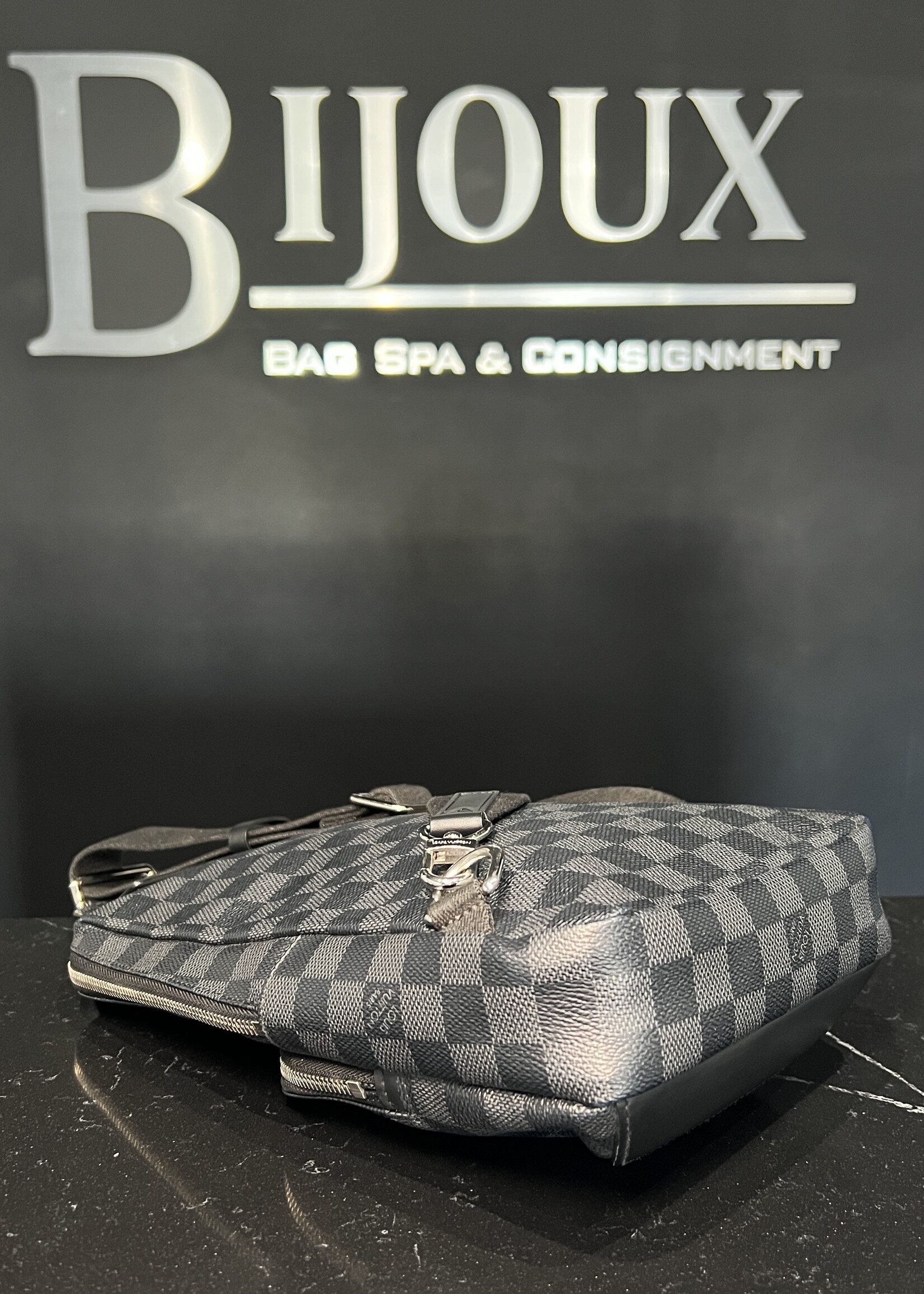Louis Vuitton Louis Vuitton Avenue Sling